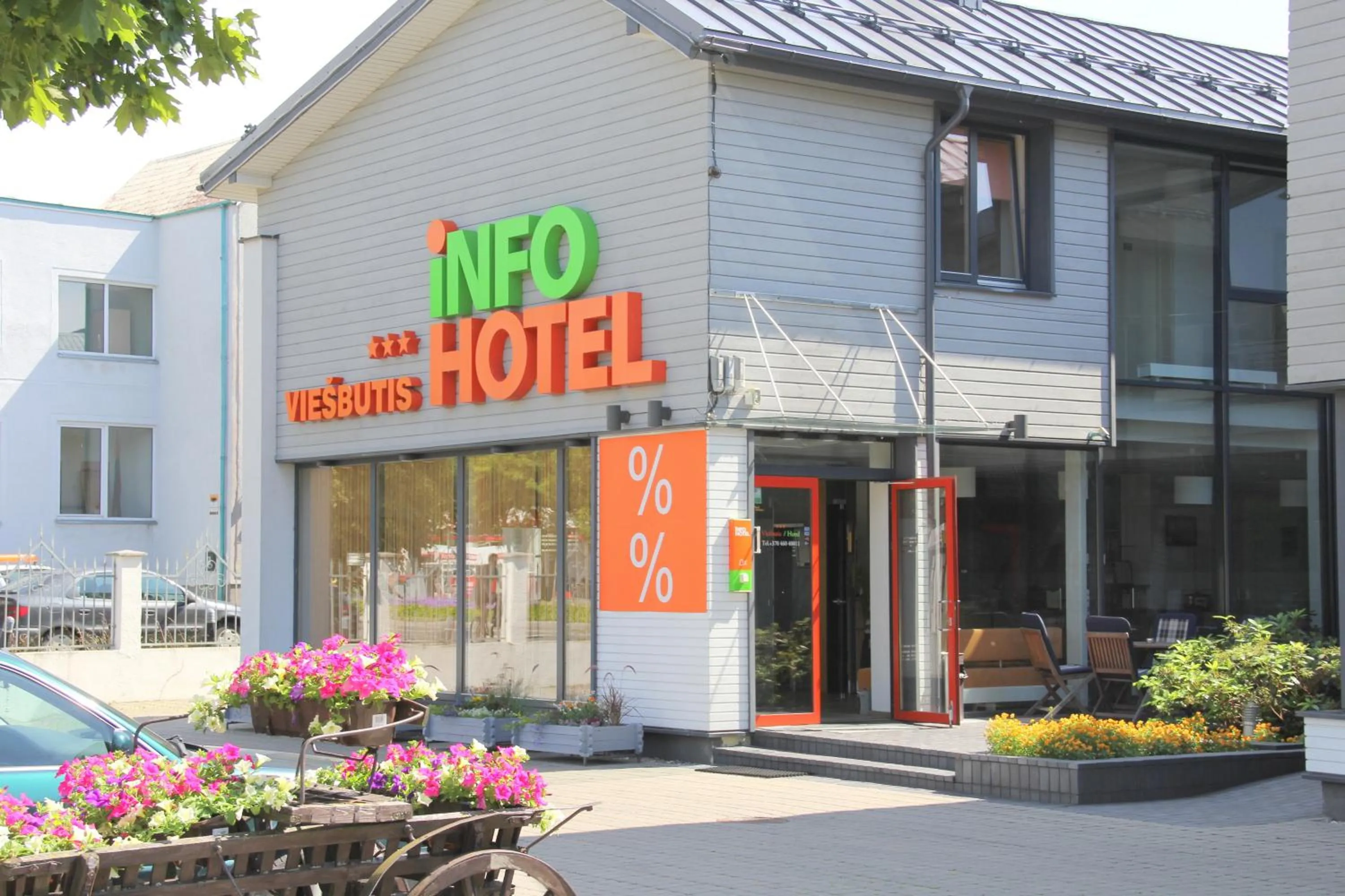 Facade/entrance in Info Hotel