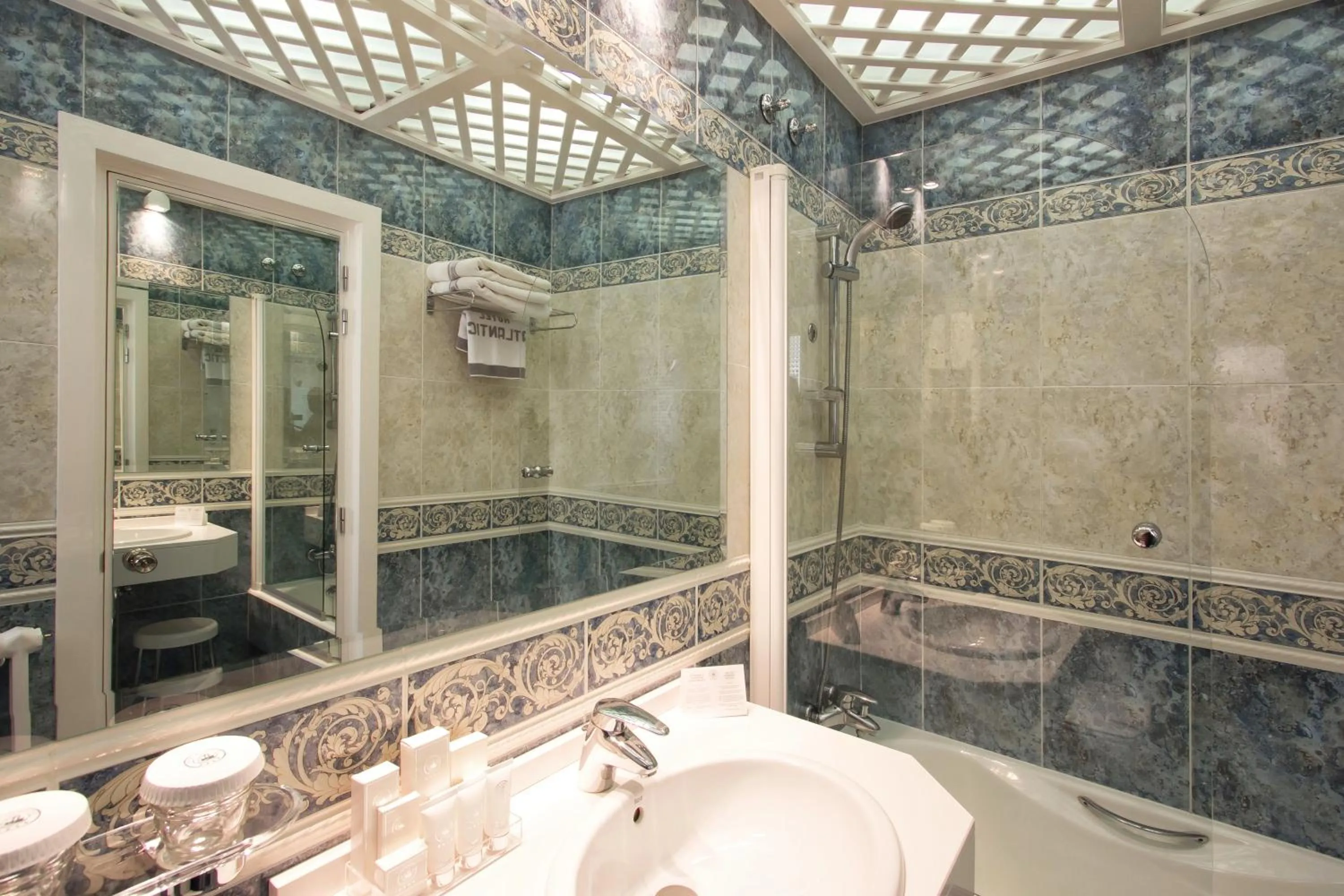 Bathroom in Hotel Atlántico