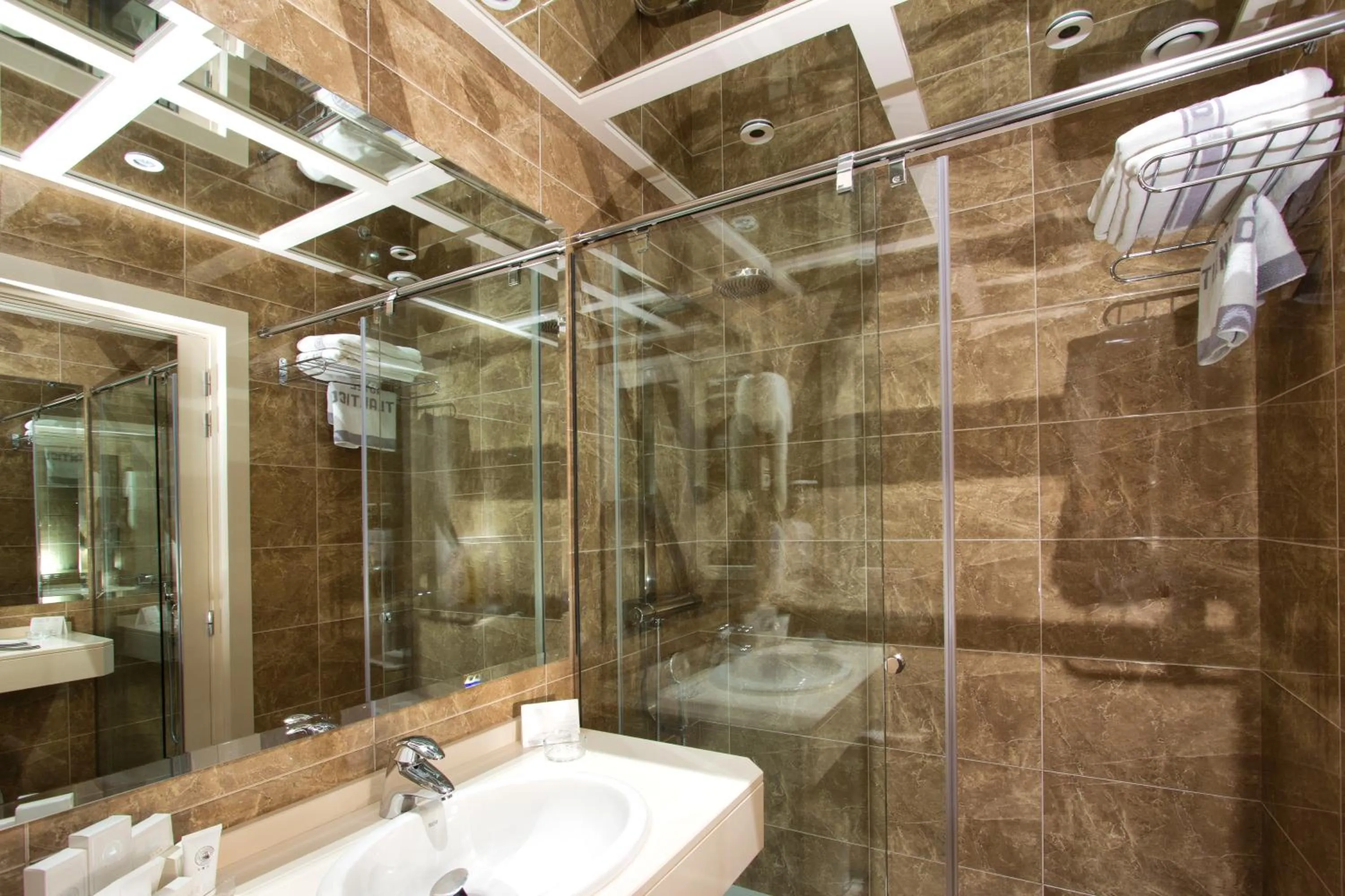 Bathroom in Hotel Atlántico