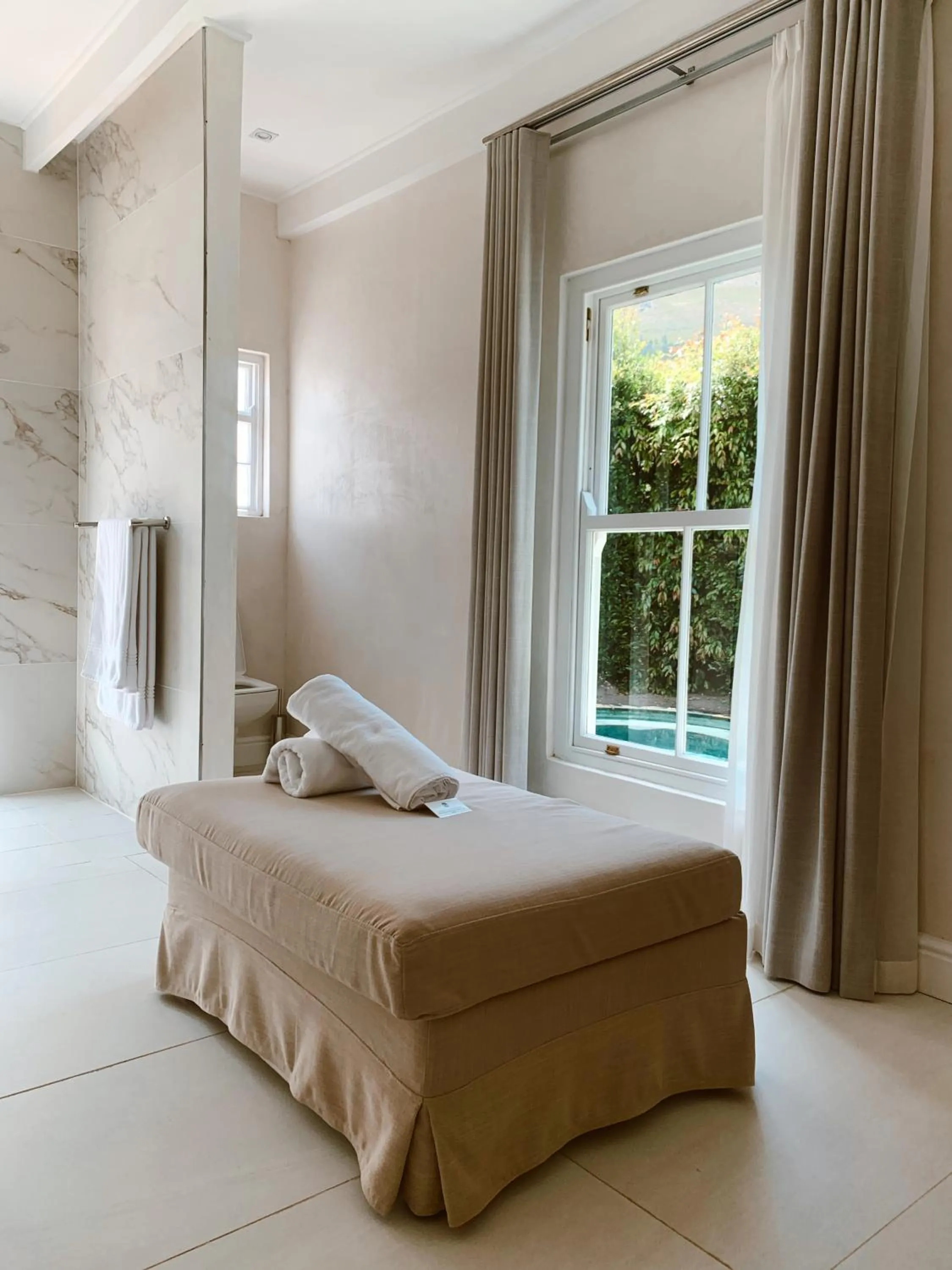 Shower, Bed in La Paris Estate