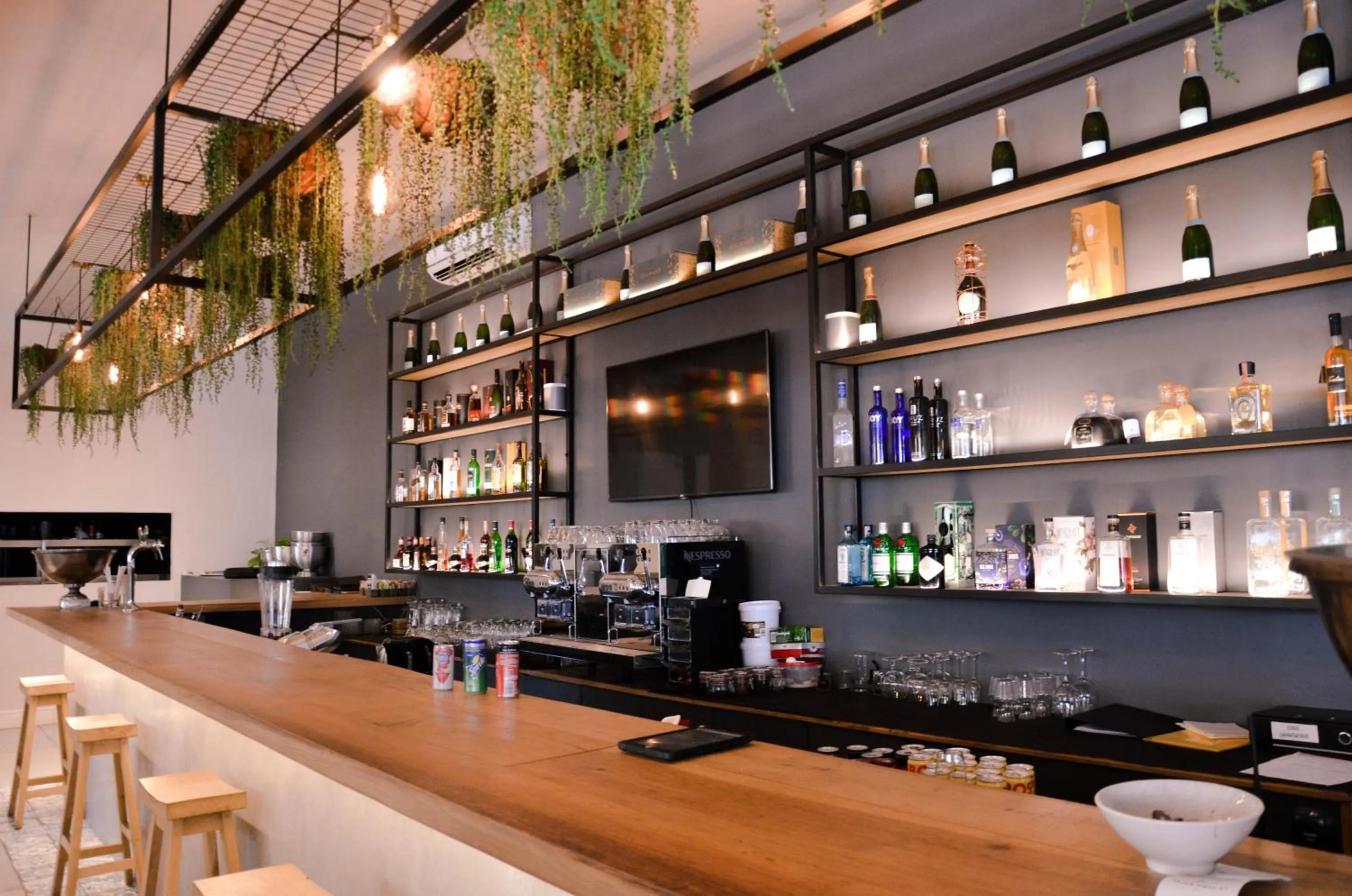 Restaurant/places to eat in La Paris Estate