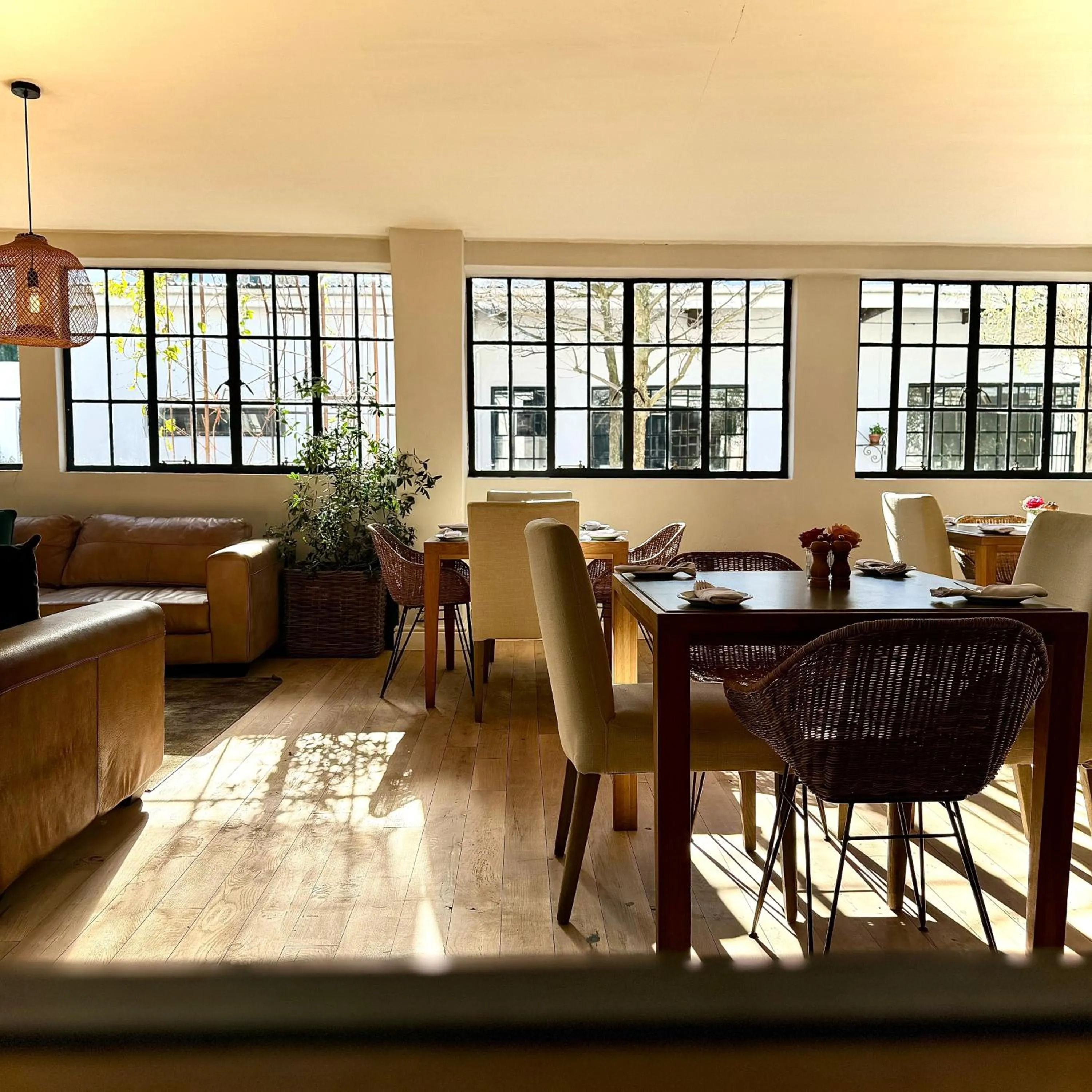 Restaurant/places to eat in La Paris Estate