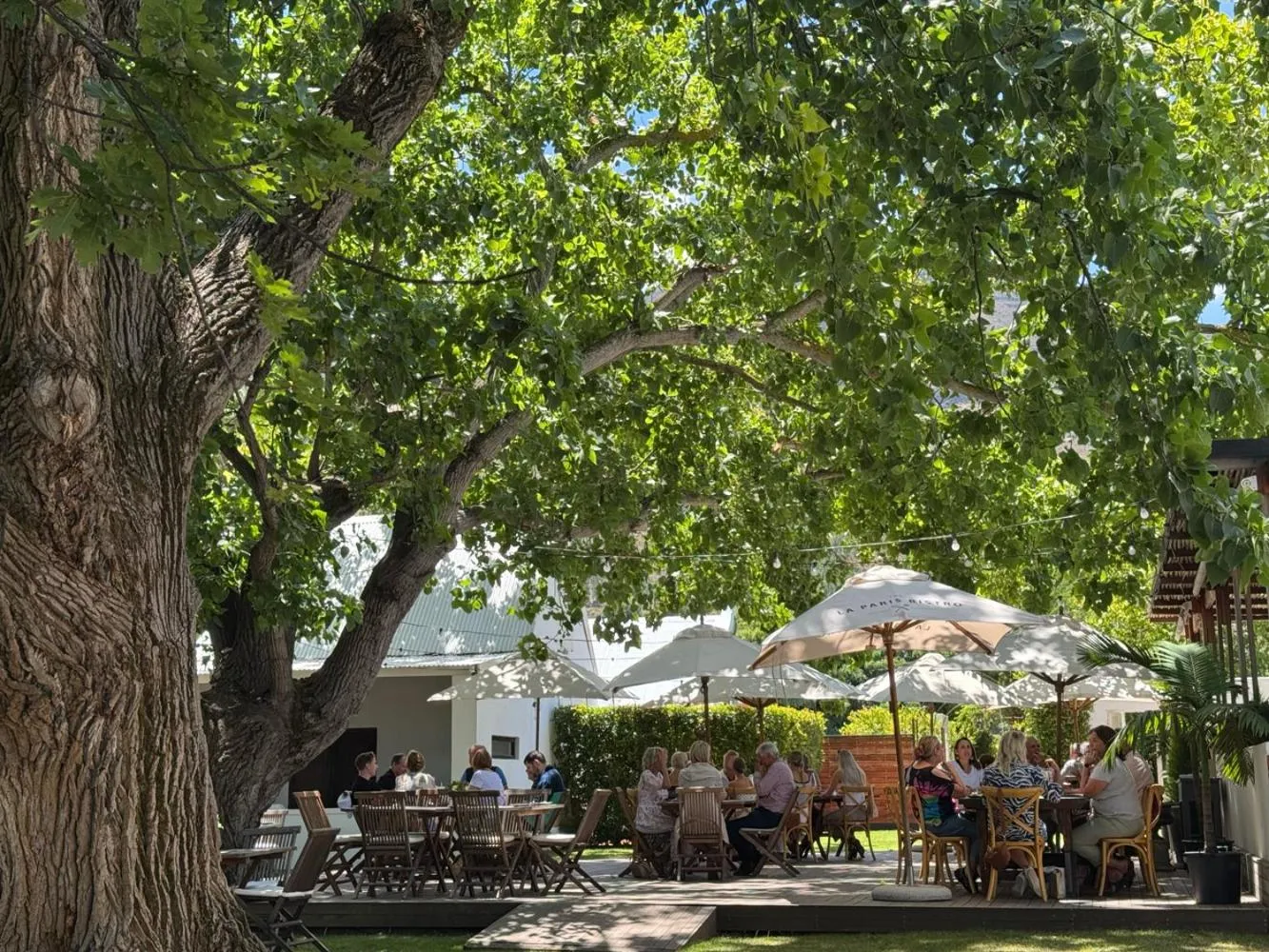 Restaurant/places to eat in La Paris Estate