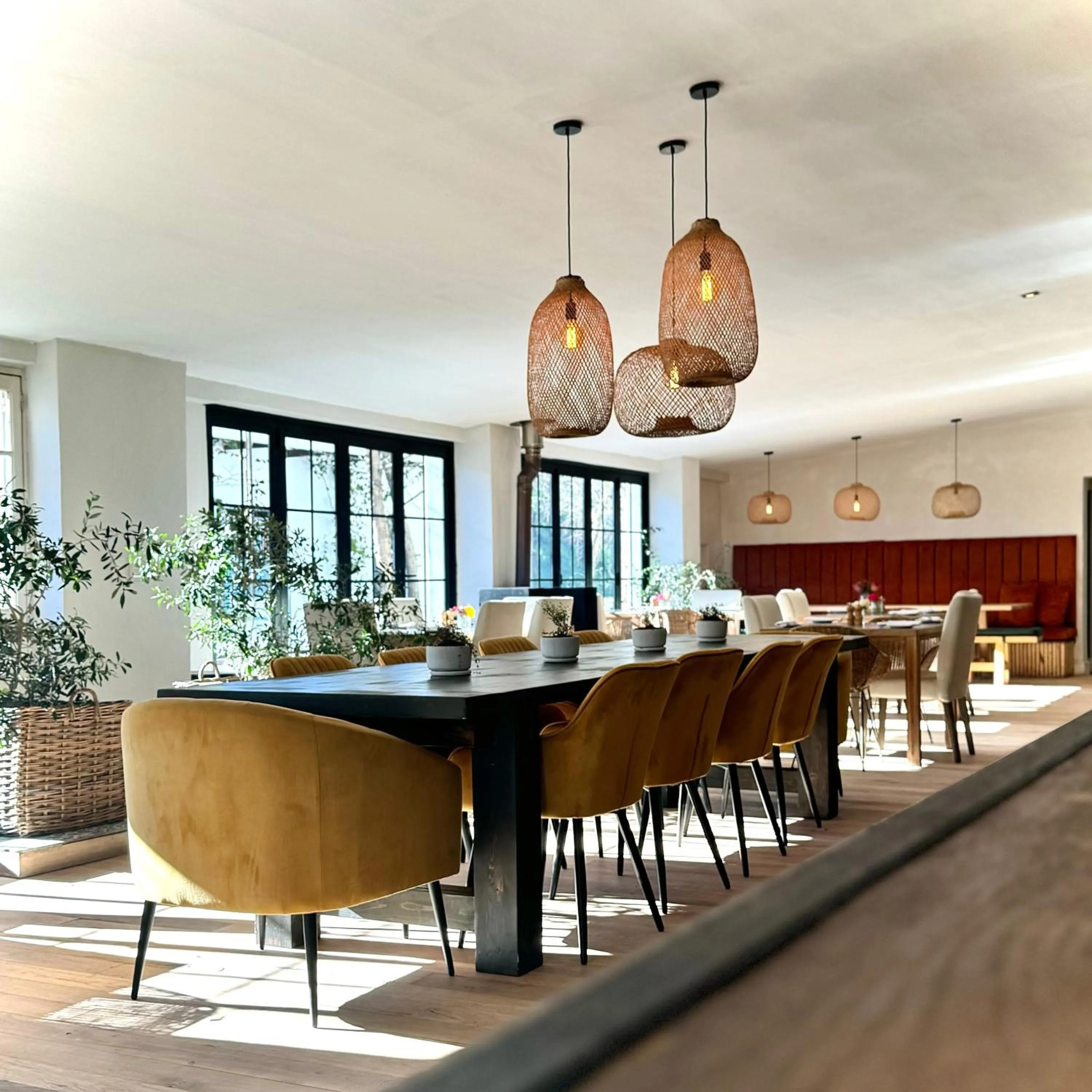 Restaurant/places to eat in La Paris Estate