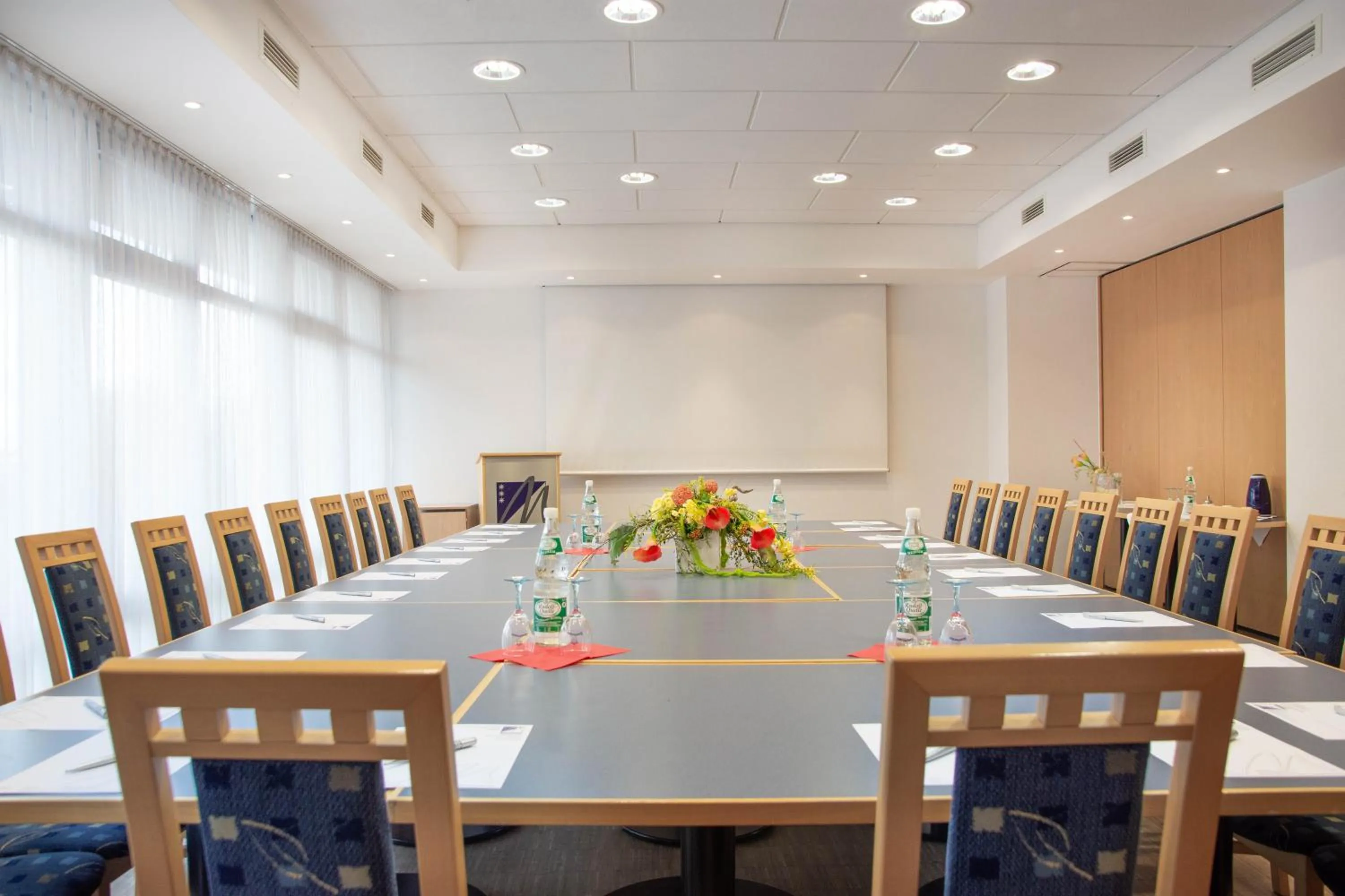 Business facilities in Miratel