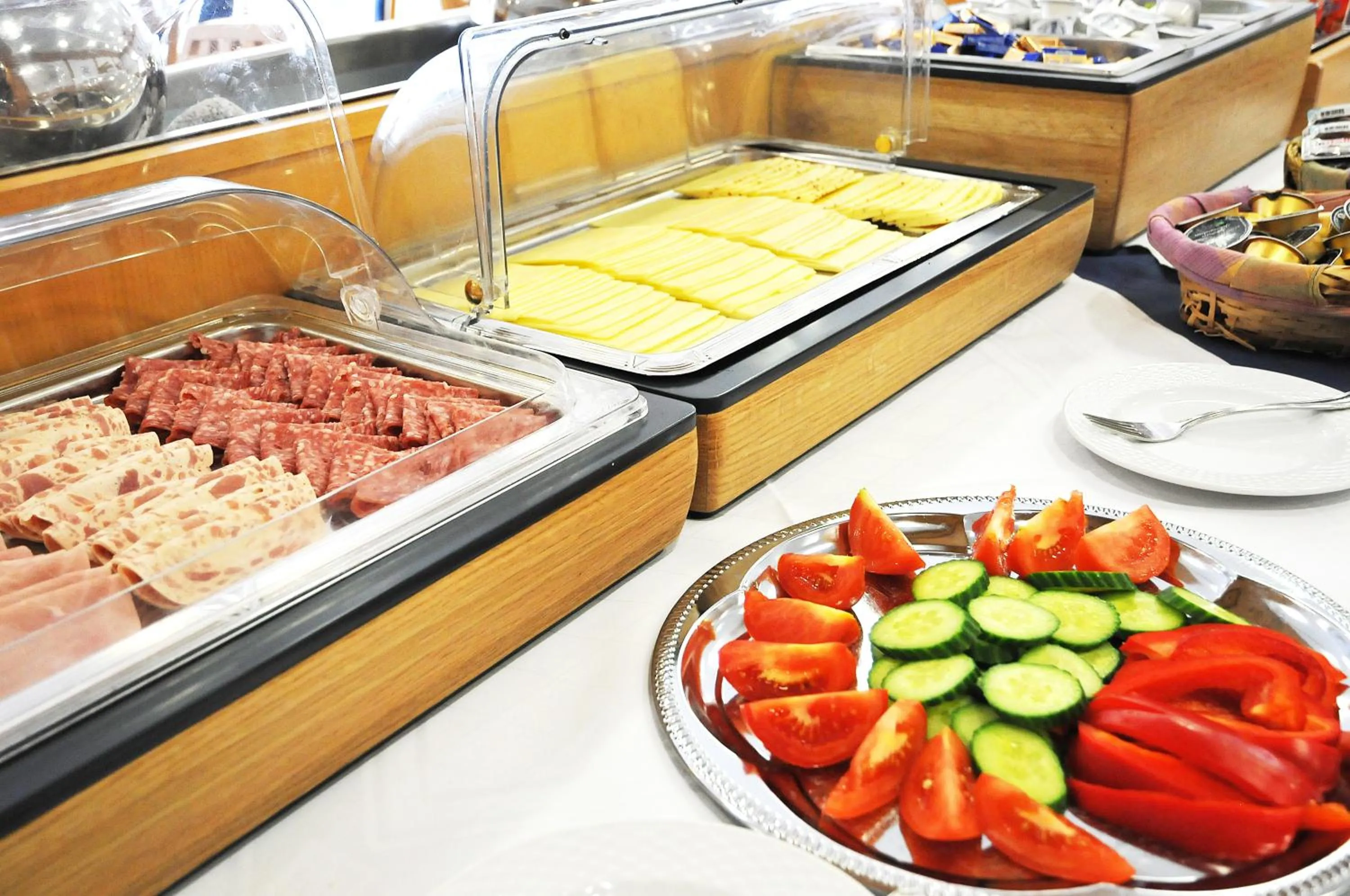 Buffet breakfast in Miratel