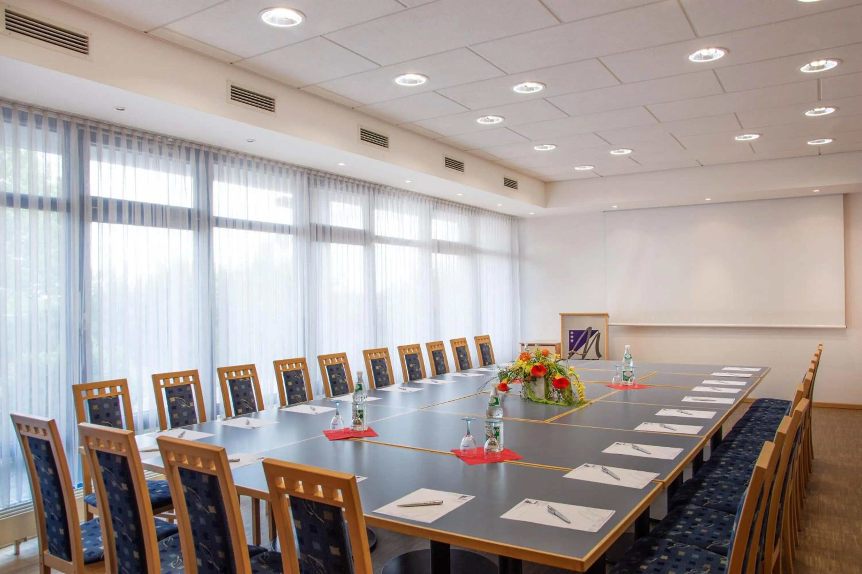 Business facilities in Miratel