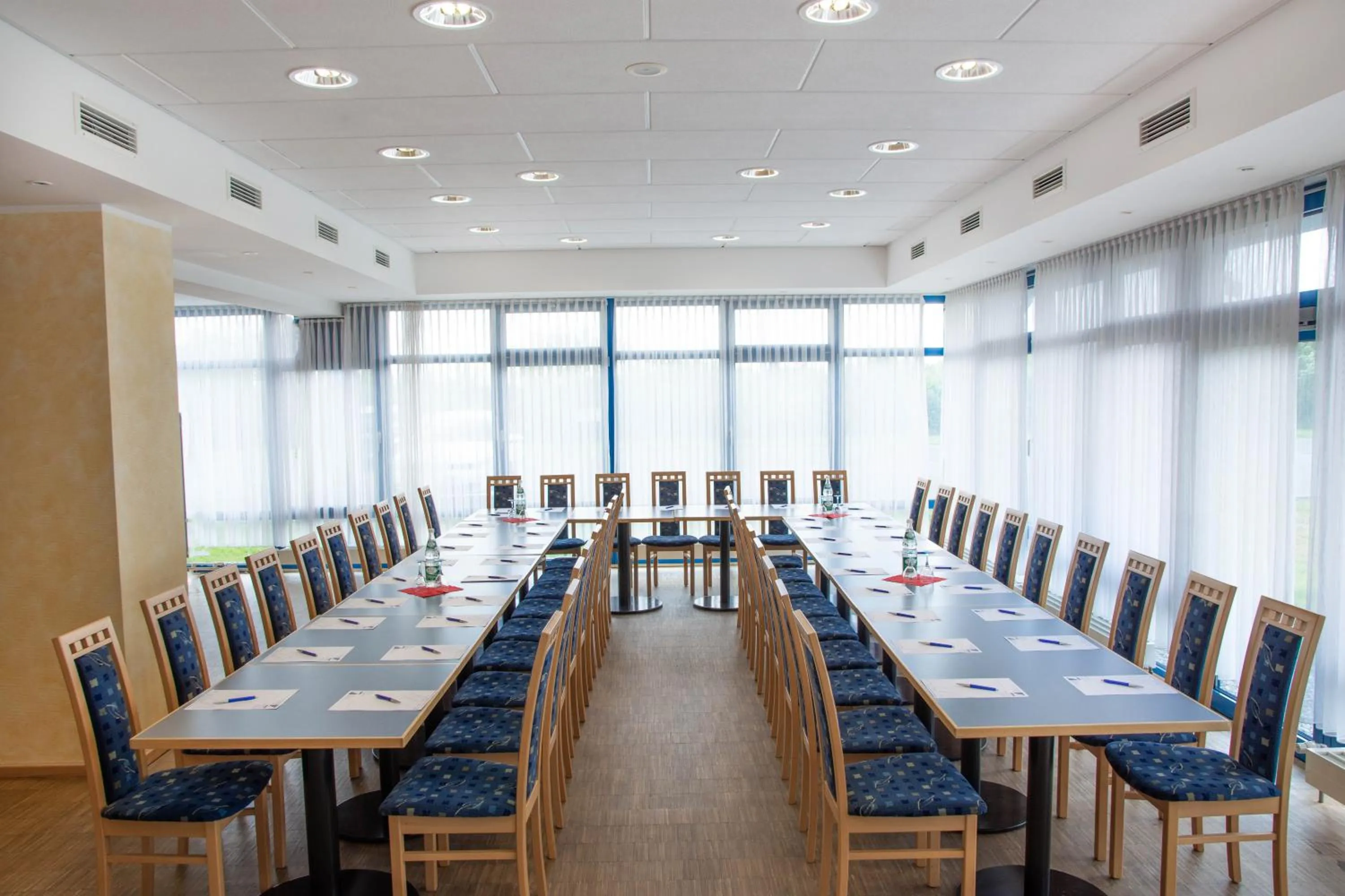 Business facilities in Miratel