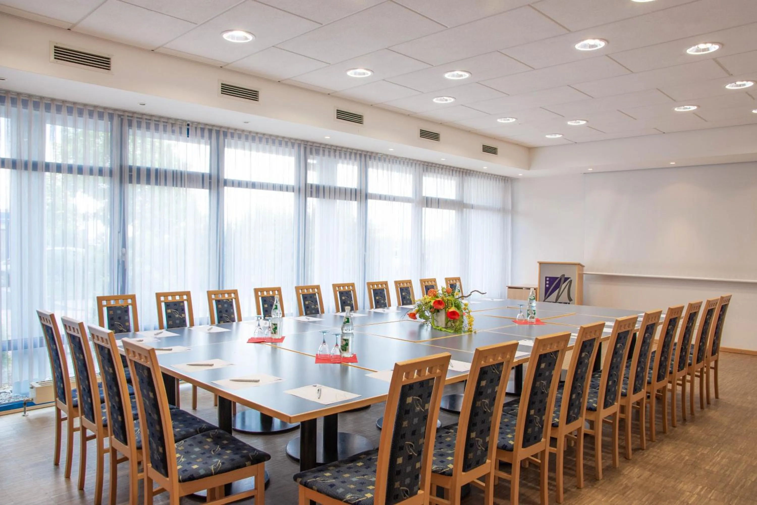 Business facilities in Miratel