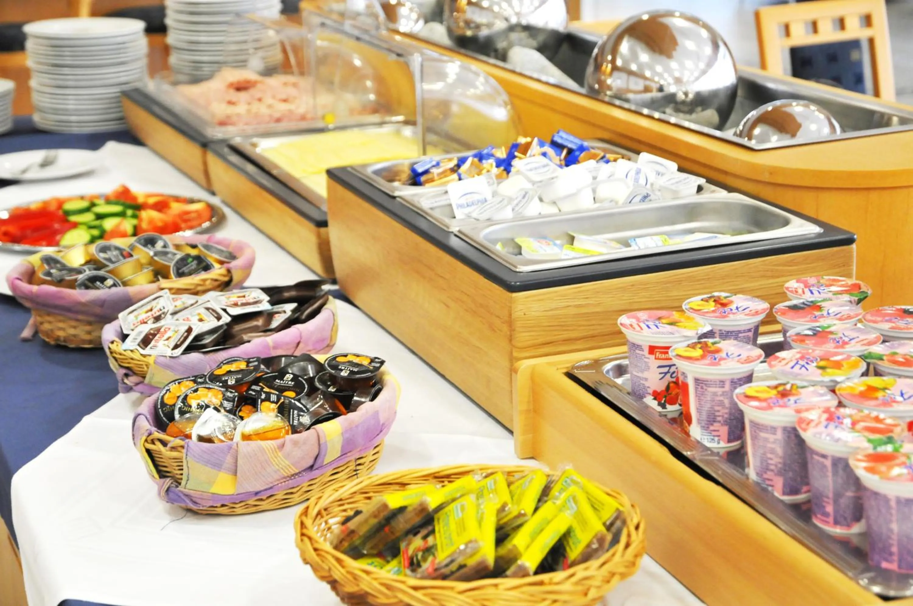 Buffet breakfast in Miratel