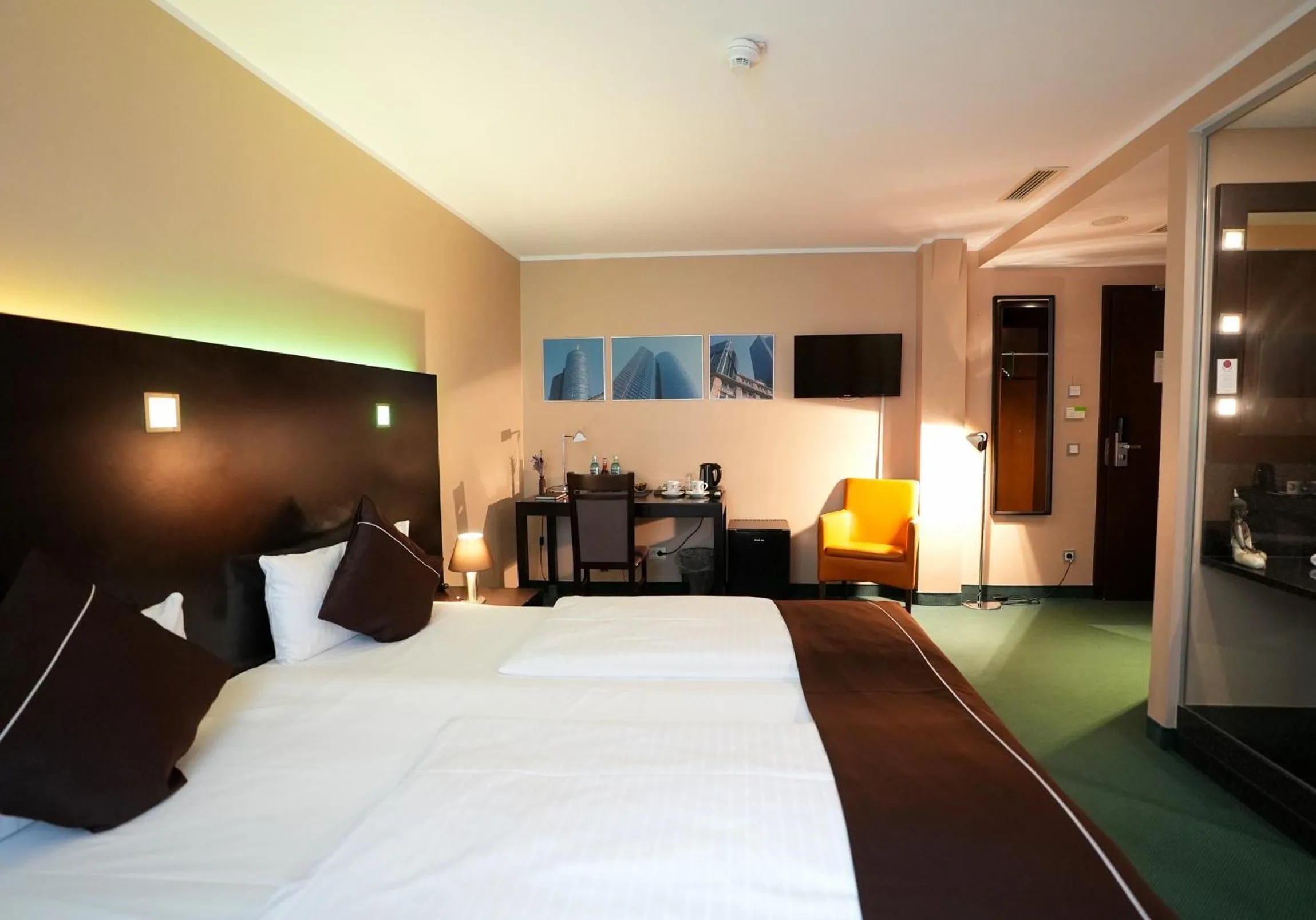 Photo of the whole room, Bed in Hotel Lumière an der Messe