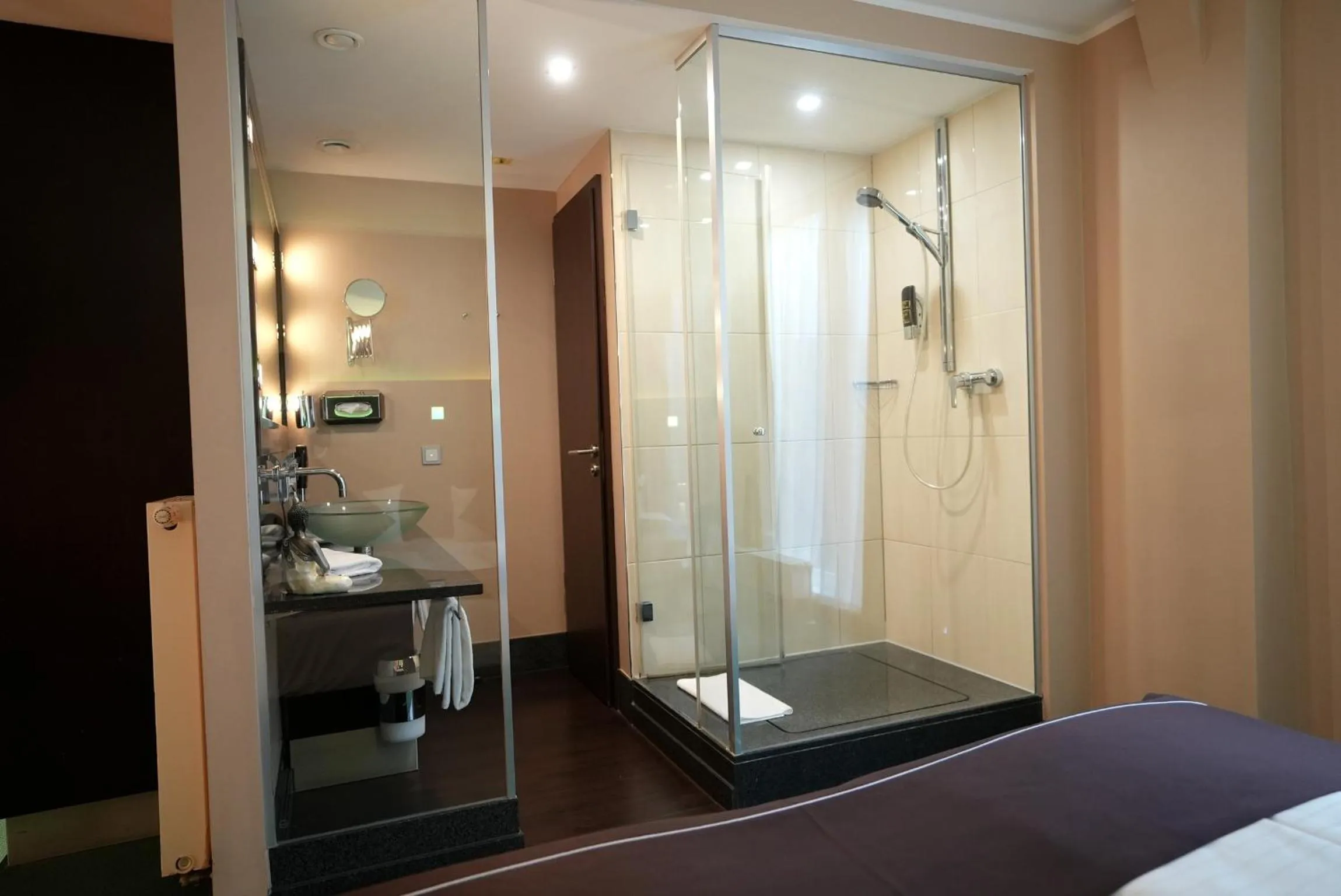 Bathroom, Bed in Hotel Lumière an der Messe