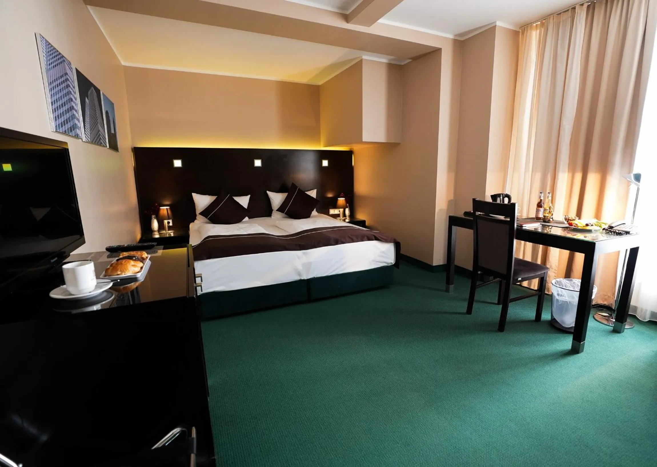 Photo of the whole room, Bed in Hotel Lumière an der Messe