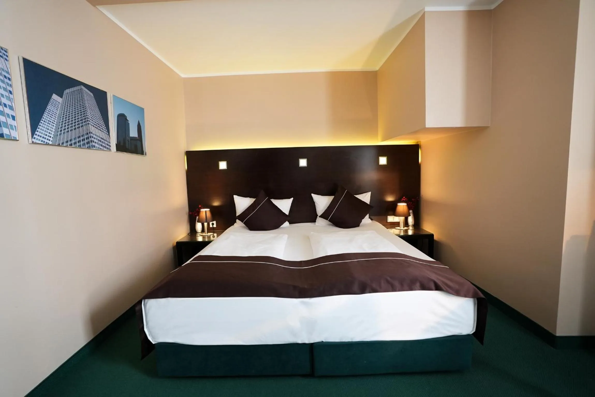 Photo of the whole room, Bed in Hotel Lumière an der Messe