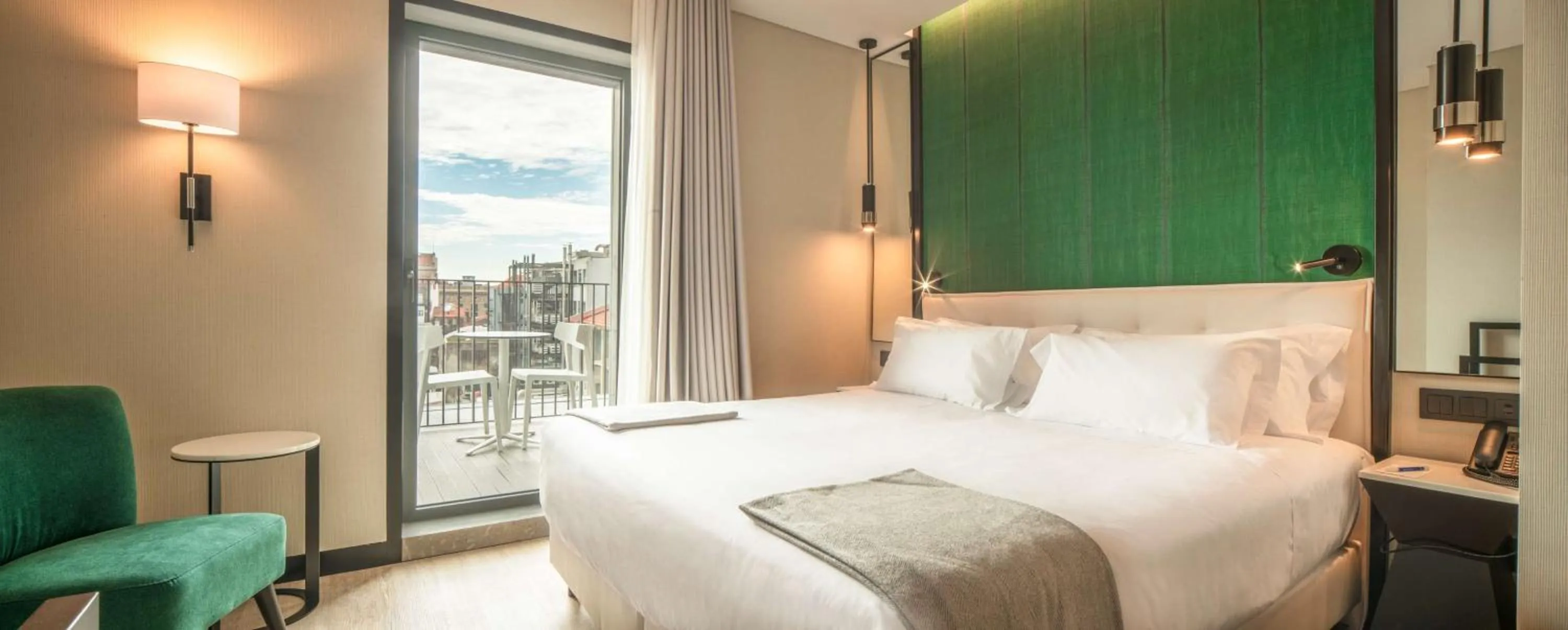 Photo of the whole room, Bed in NH Porto Jardim