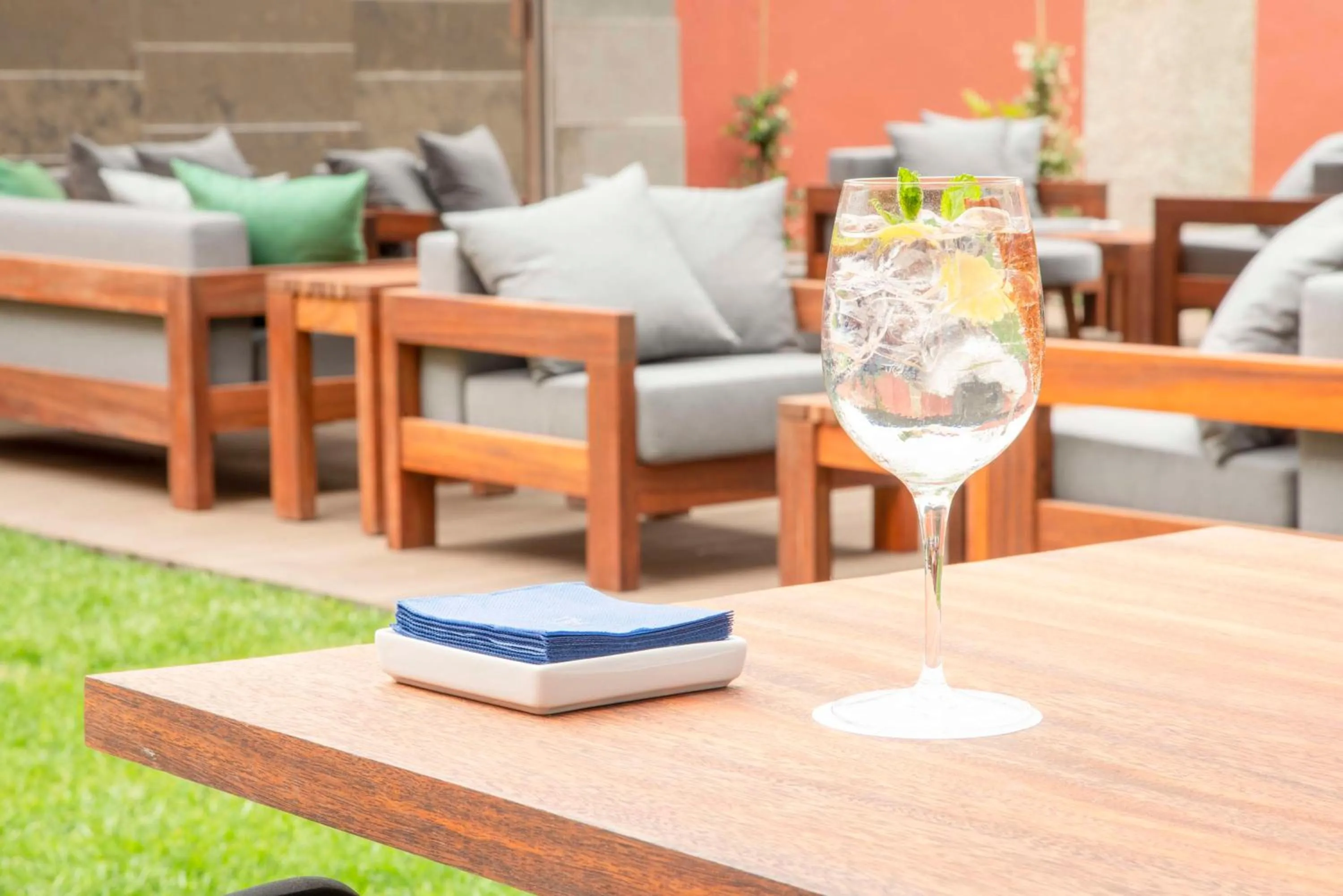 Lounge or bar in NH Porto Jardim