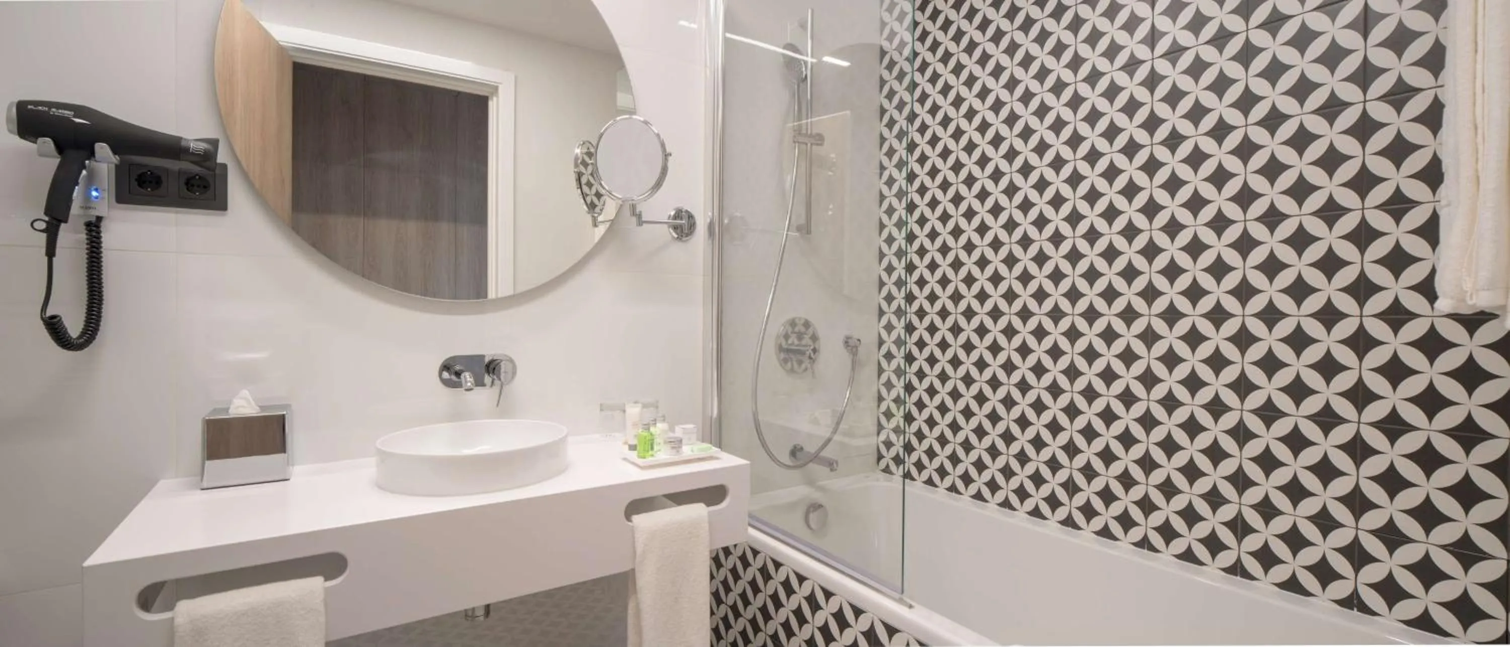 Shower in NH Porto Jardim