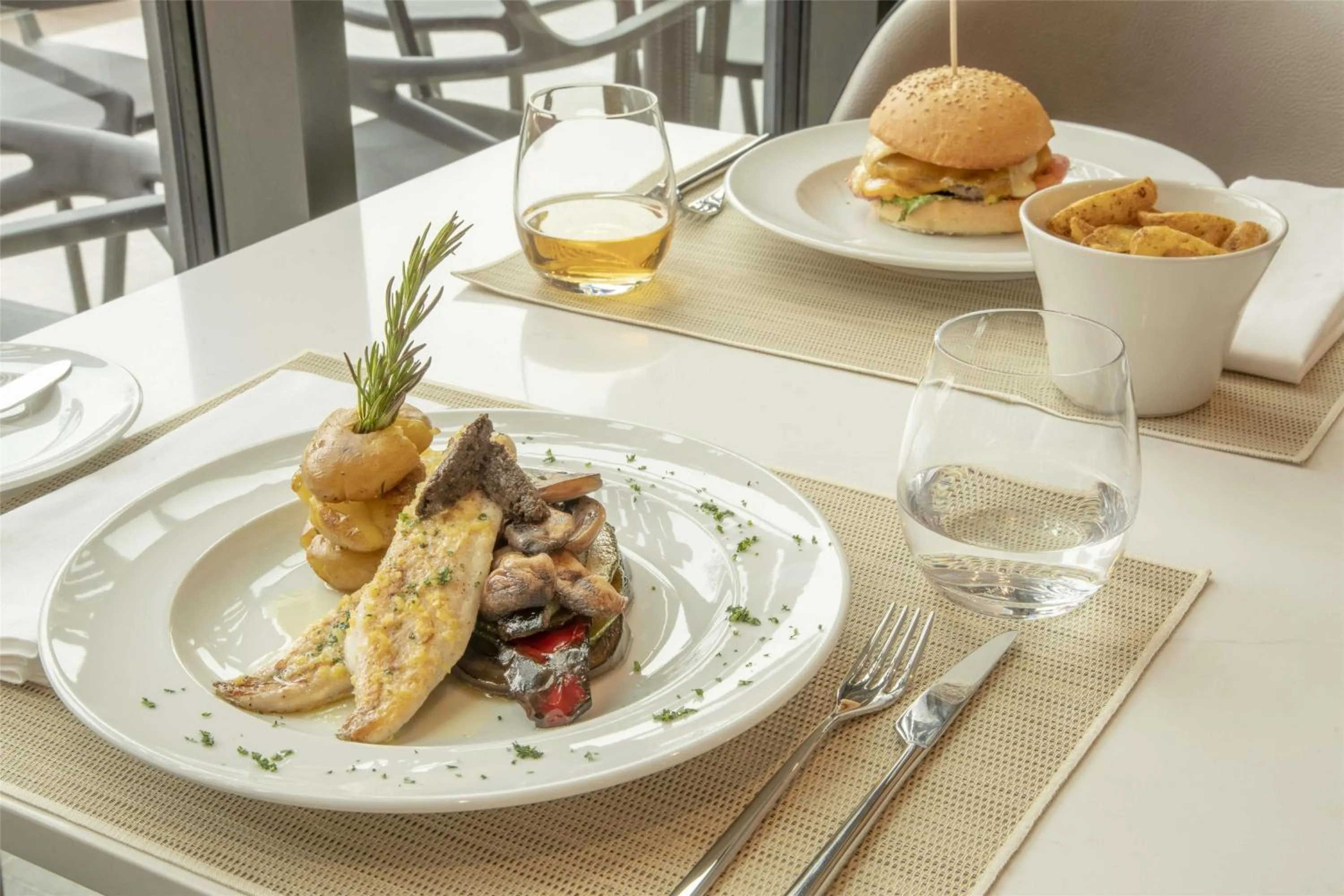 Food and drinks in NH Porto Jardim