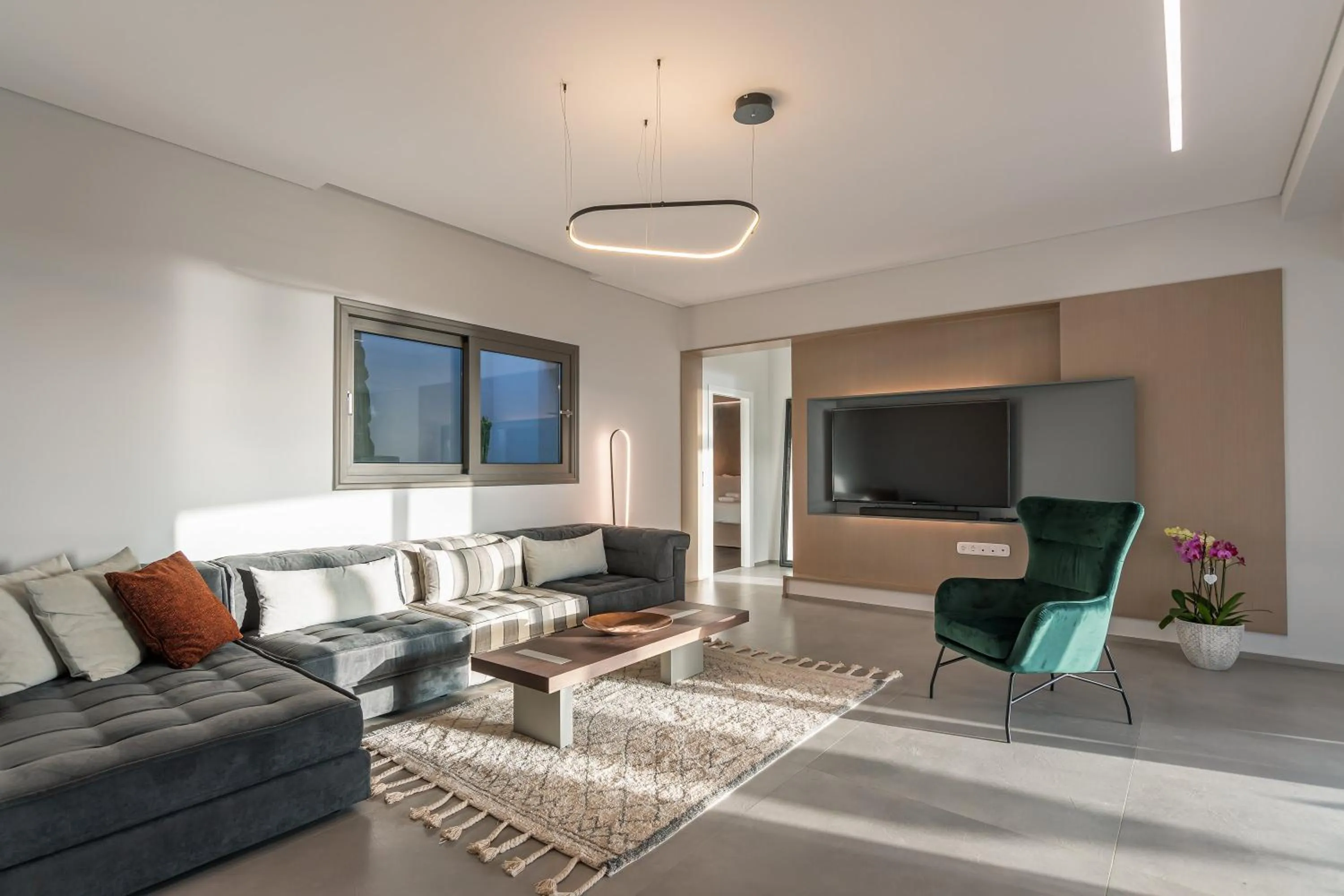 Communal lounge/ TV room in Onira Suite Dreams