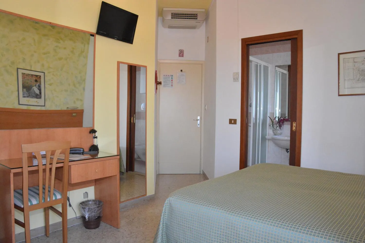 Photo of the whole room in Hotel Cristina