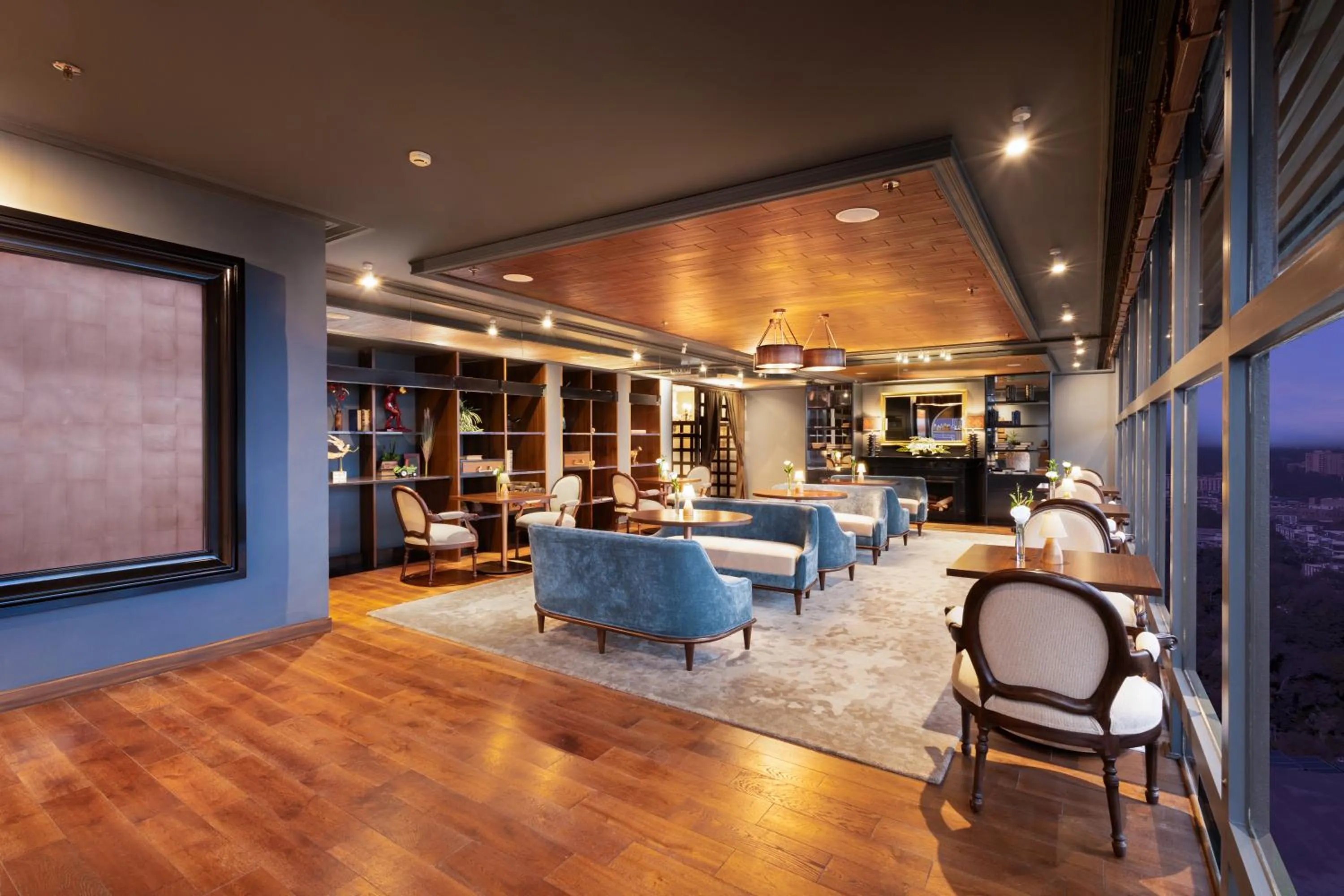 Lounge or bar in Le Meridien New Delhi