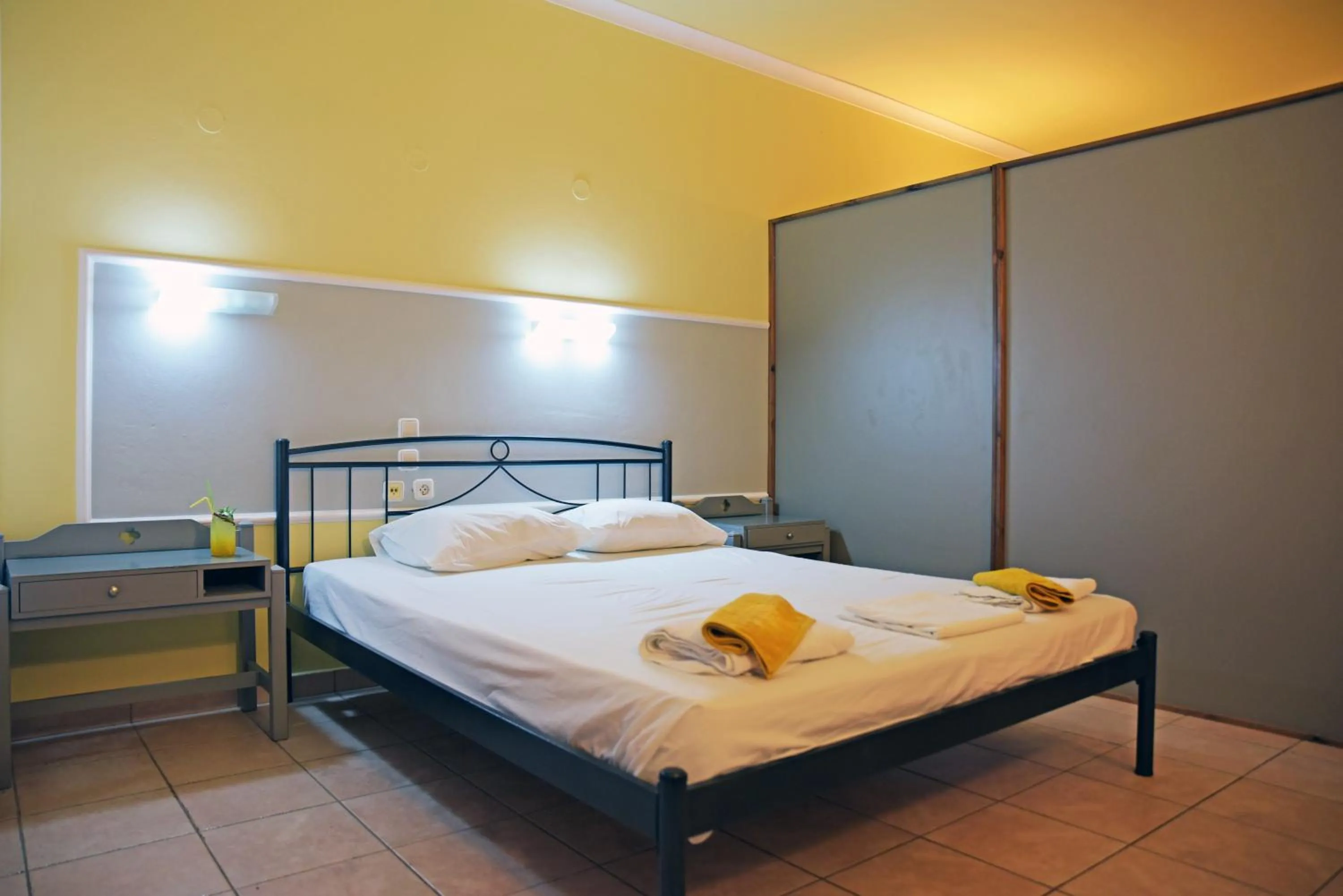 Bed in Falirala Central