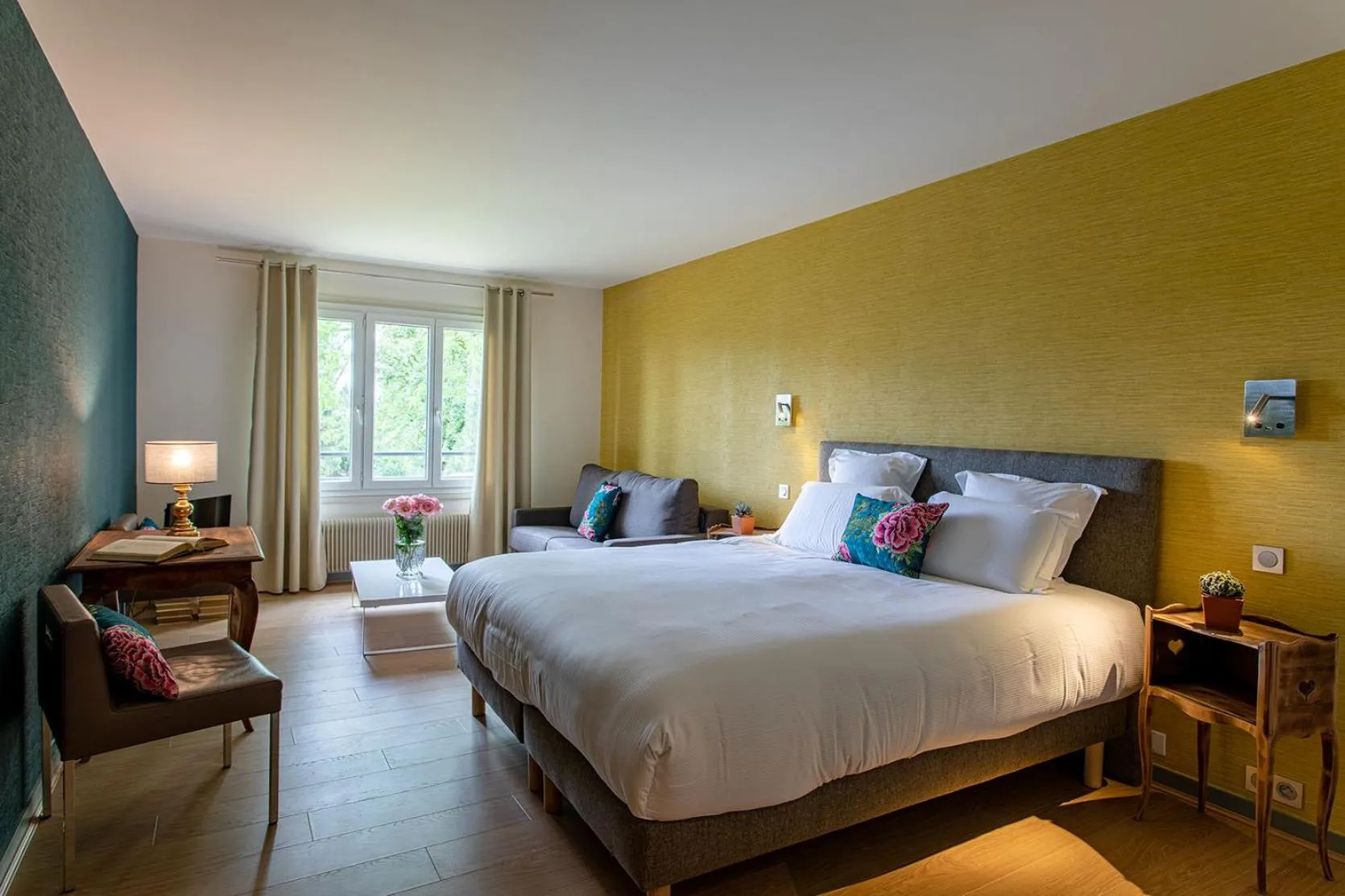 Bed in Hôtel Restaurant Gastronomique La Huchette