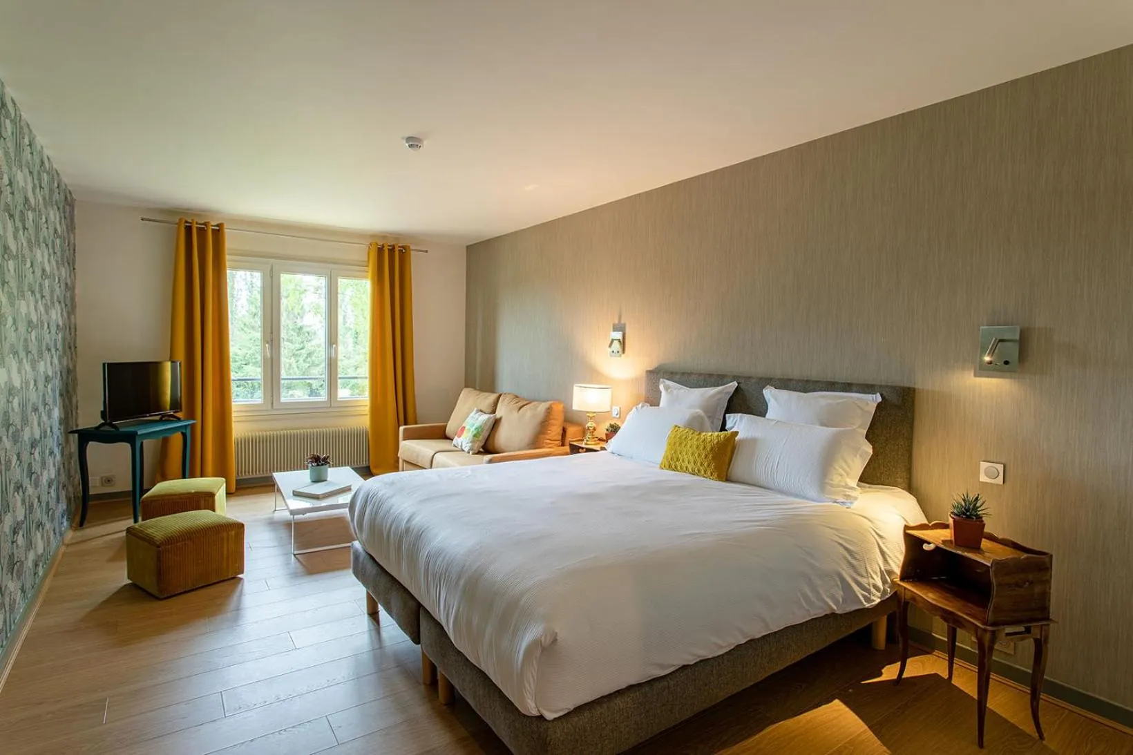 Bed in Hôtel Restaurant Gastronomique La Huchette