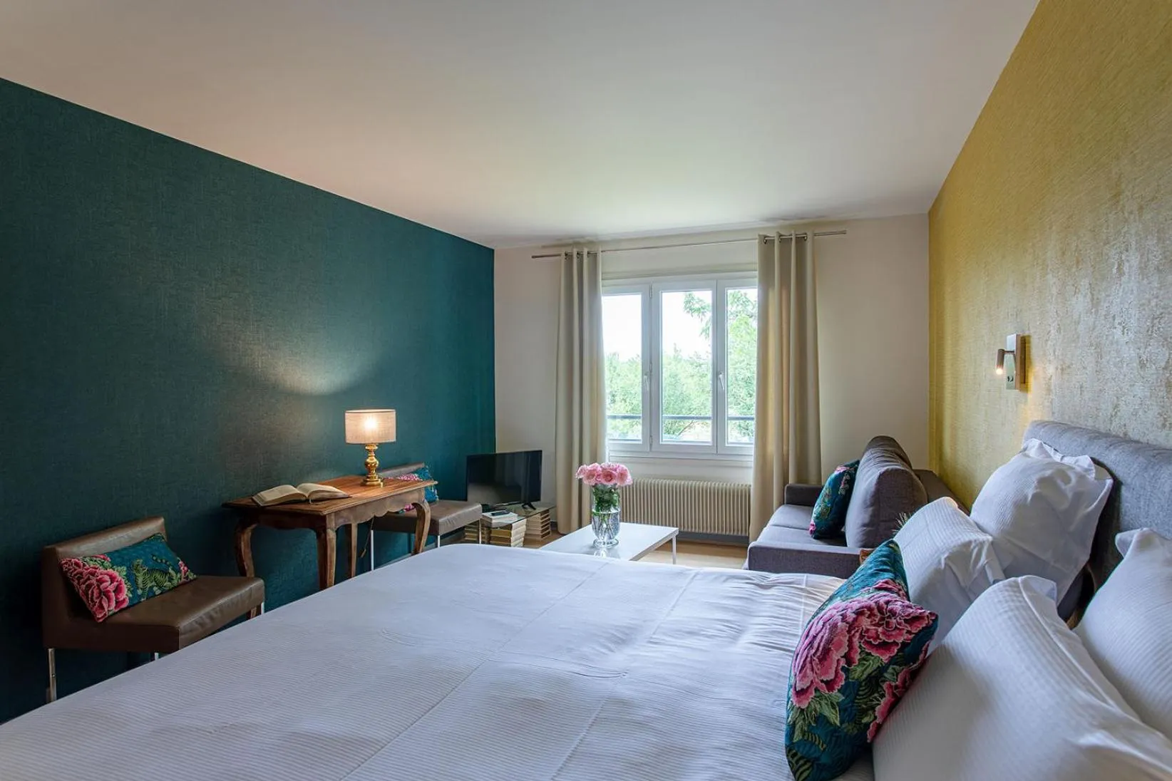 Bed in Hôtel Restaurant Gastronomique La Huchette