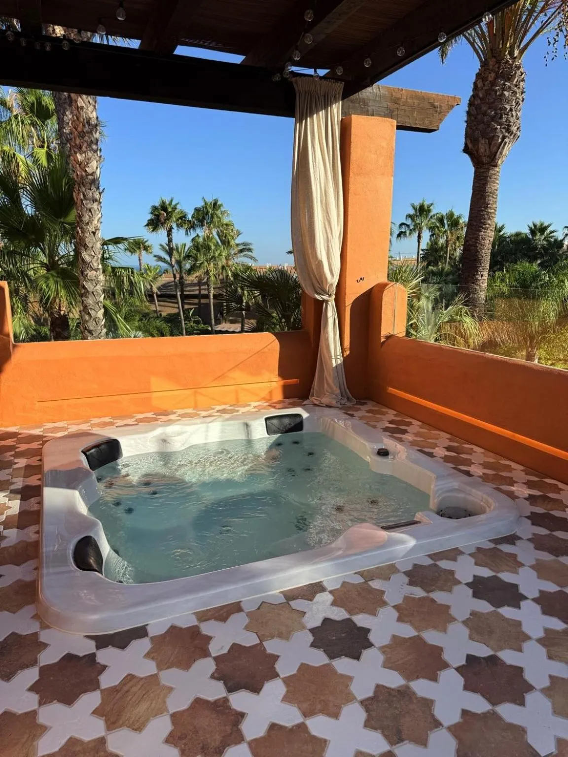 Hot Tub in Aparthotel Novo Resort