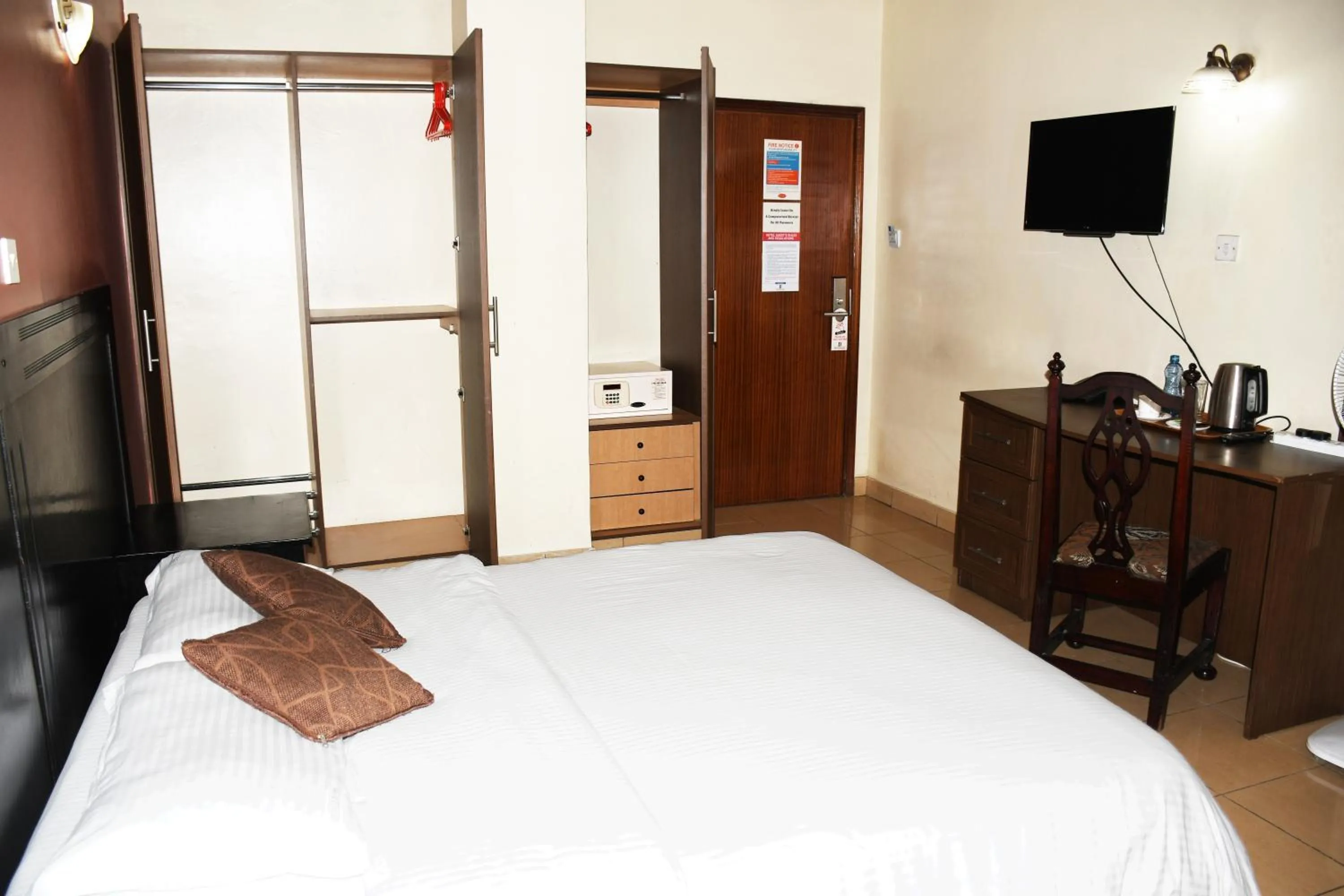 Bedroom, Bed in Jamia Central Hotel