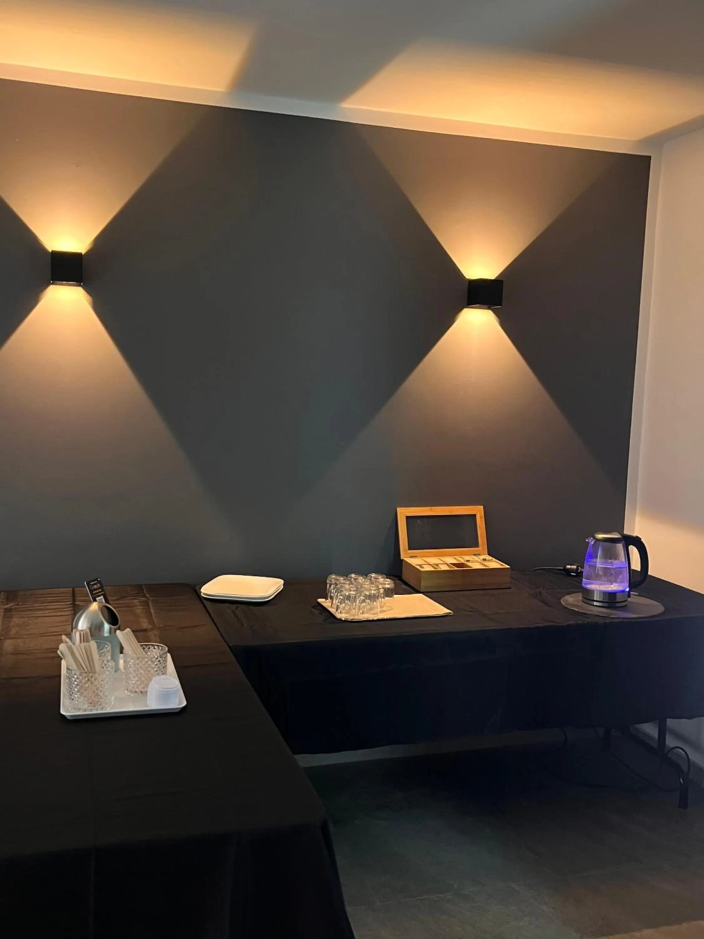 Coffee/tea facilities in Checkinn Hotel