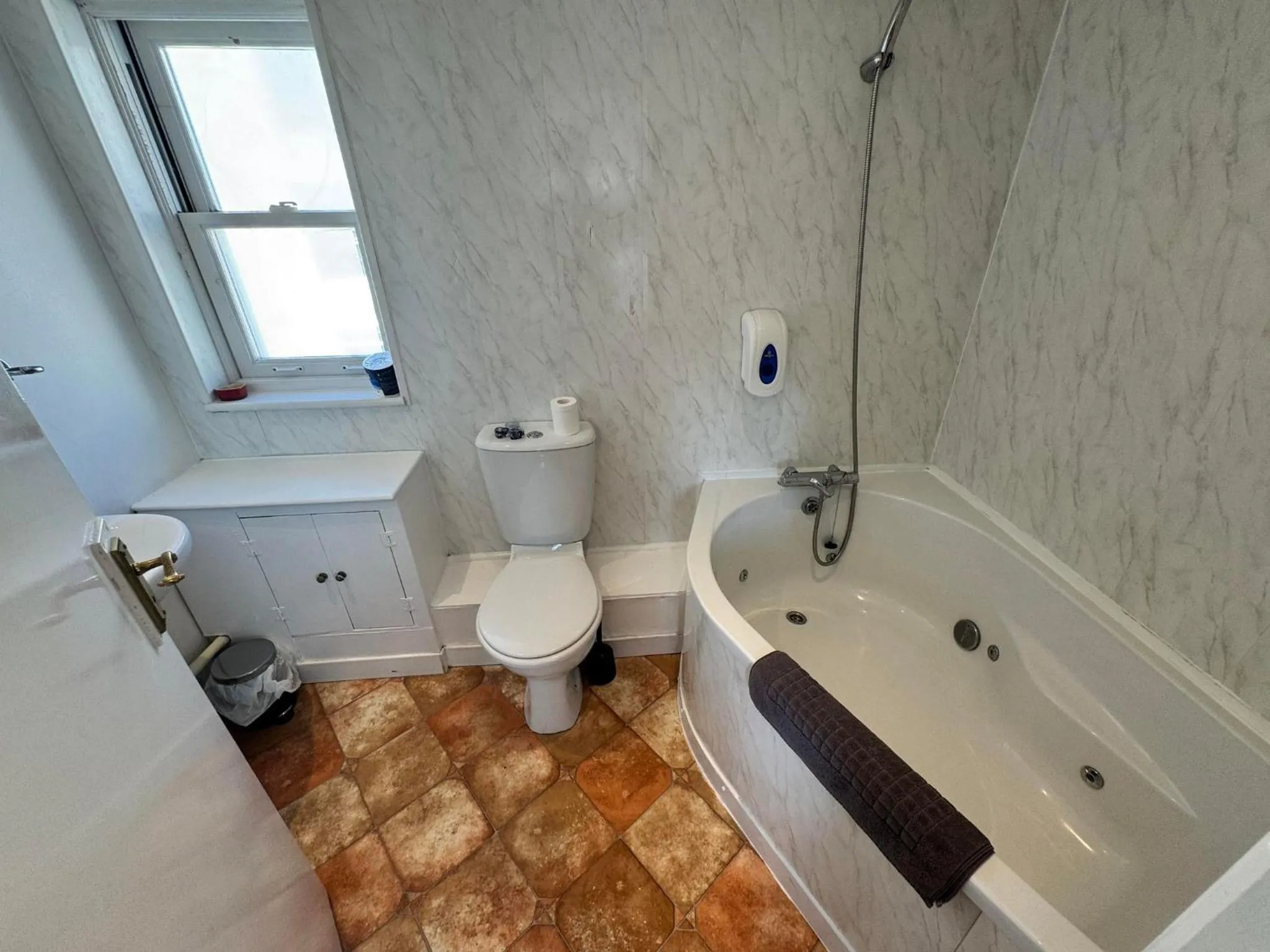 Bathroom in The Jubilee Hotel East - with NEWLY REFURBISHED SPA FACILITIES - GAMESPIT - AND SMOKEHOUSE