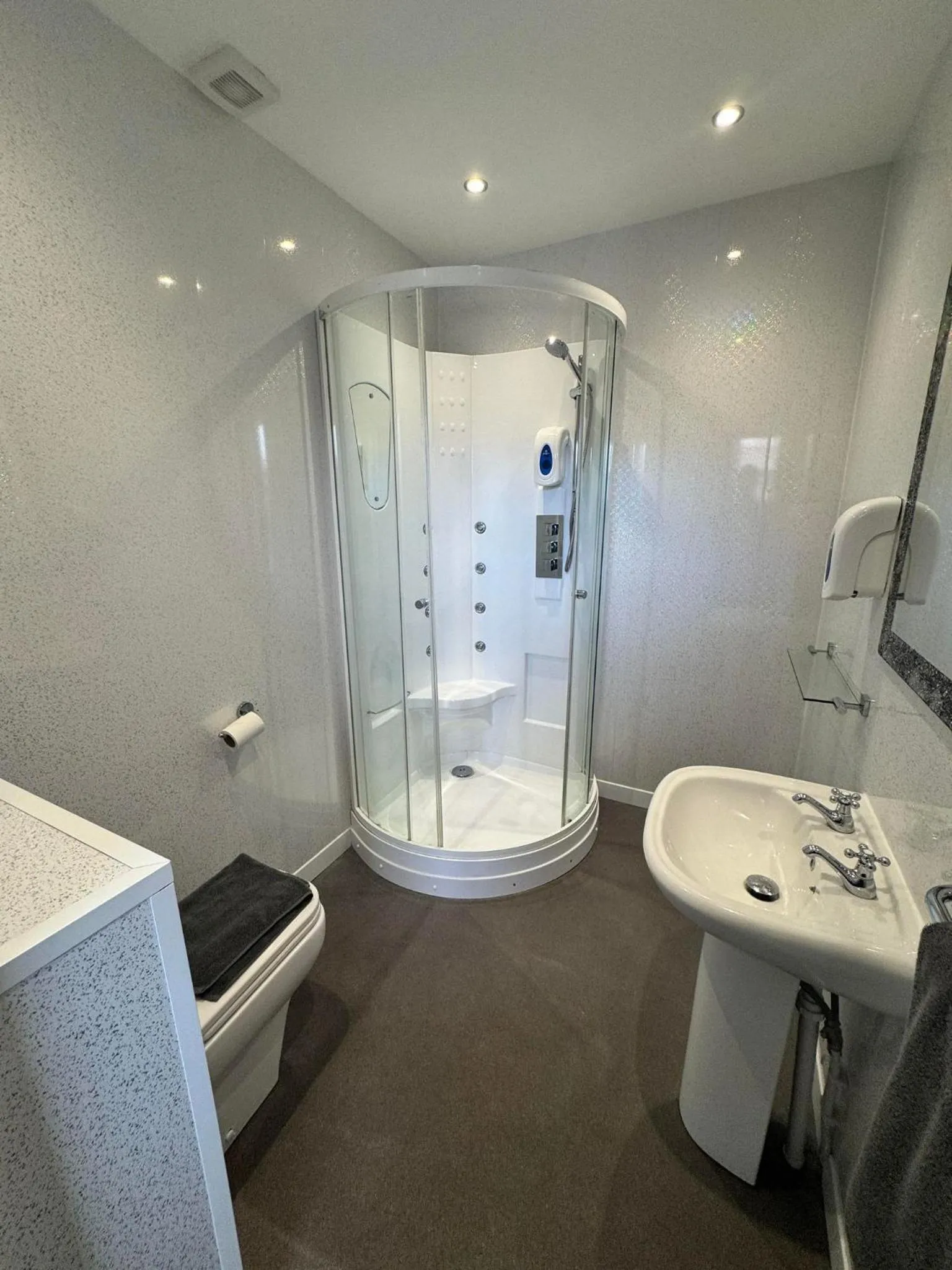 Bathroom in The Jubilee Hotel East - with NEWLY REFURBISHED SPA FACILITIES - GAMESPIT - AND SMOKEHOUSE