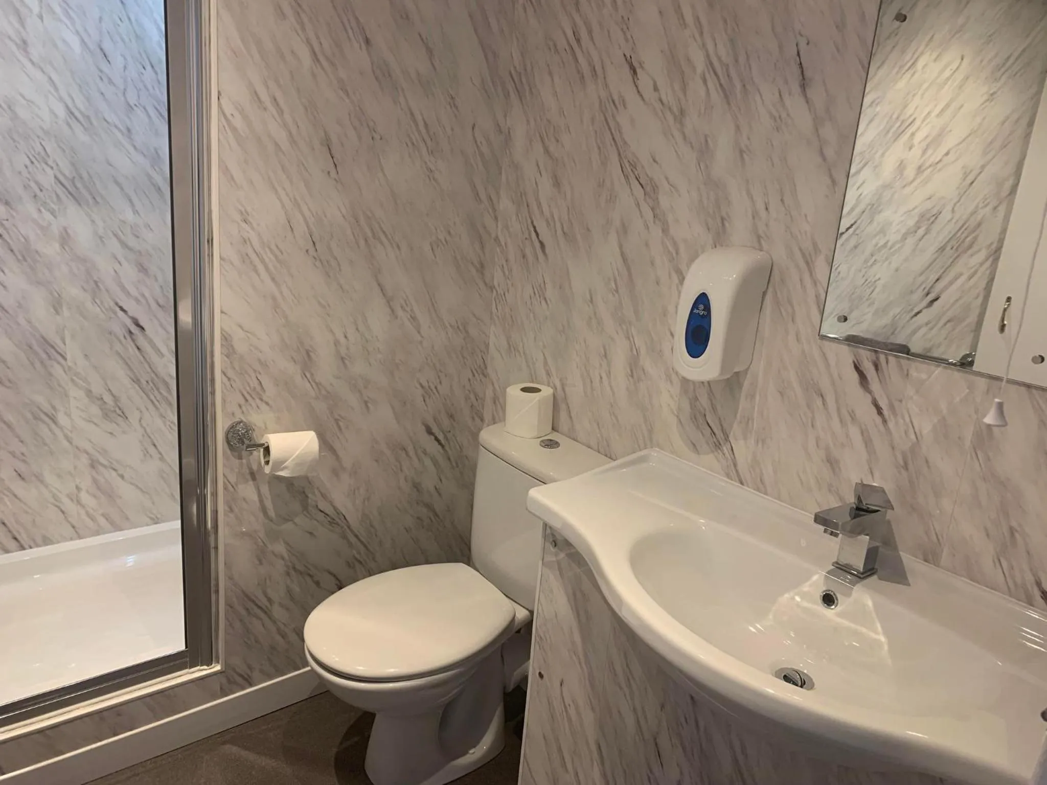 Bathroom in The Jubilee Hotel East - with NEWLY REFURBISHED SPA FACILITIES - GAMESPIT - AND SMOKEHOUSE