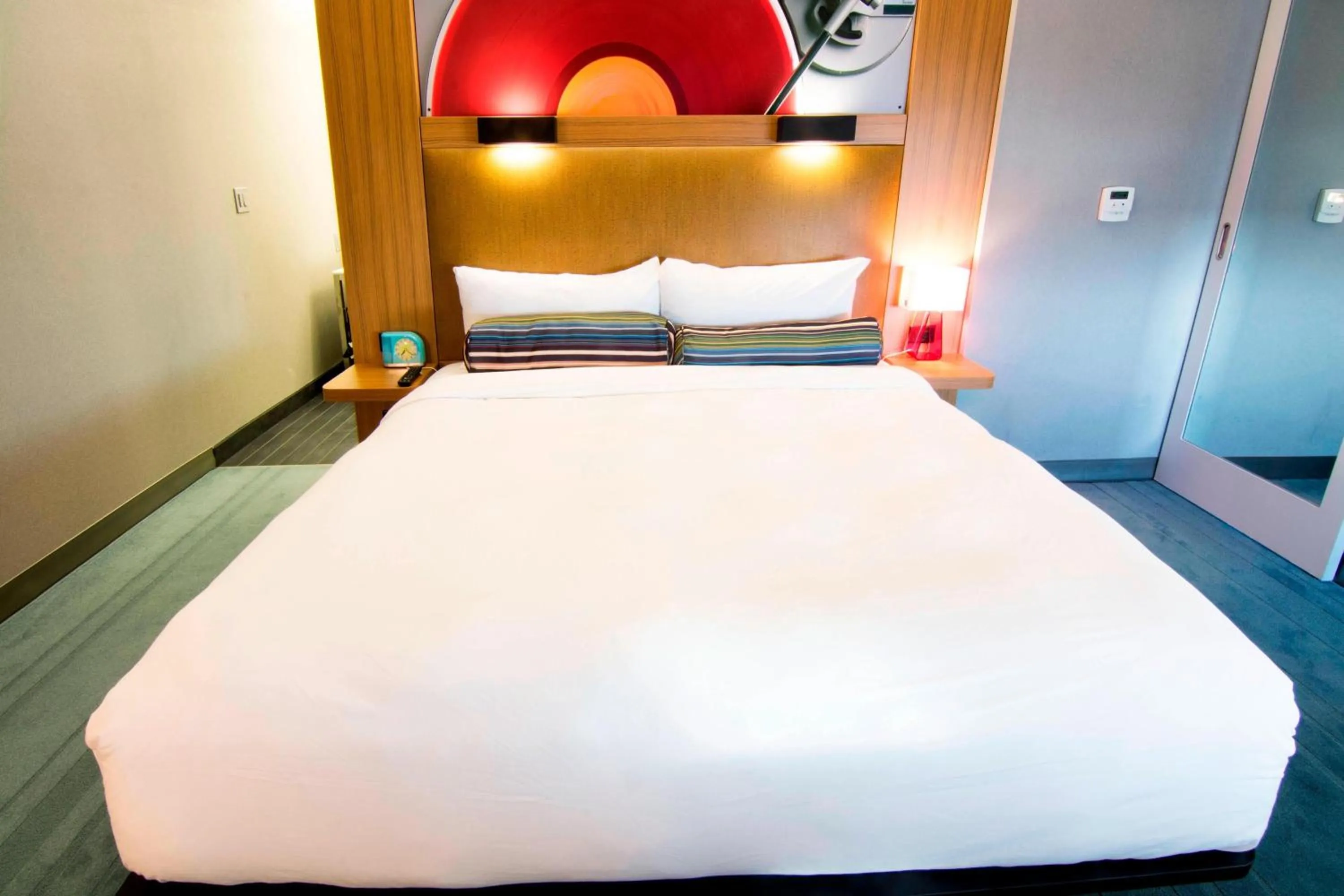 Photo of the whole room, Bed in Aloft Miami Doral