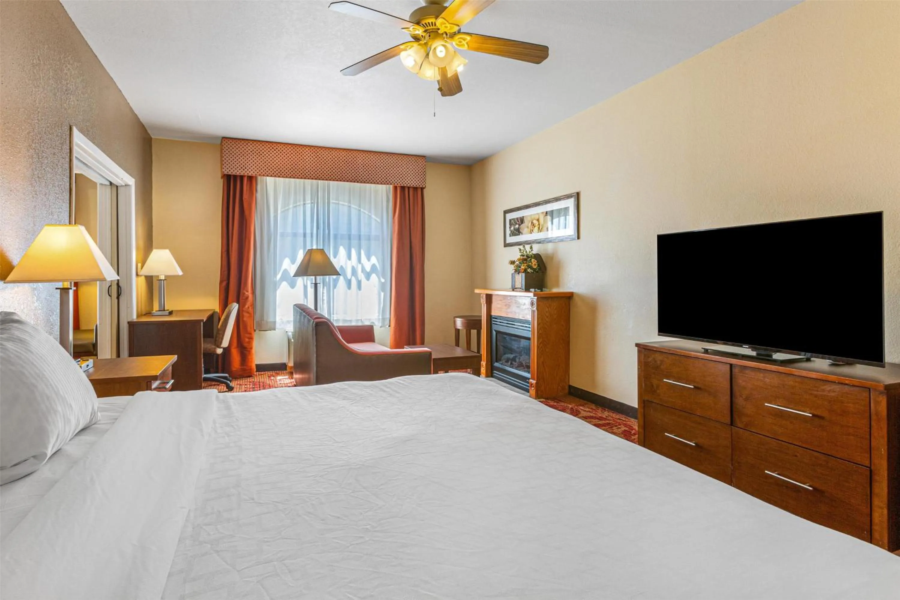 Photo of the whole room, Bed in Best Western Plus Ruidoso Inn