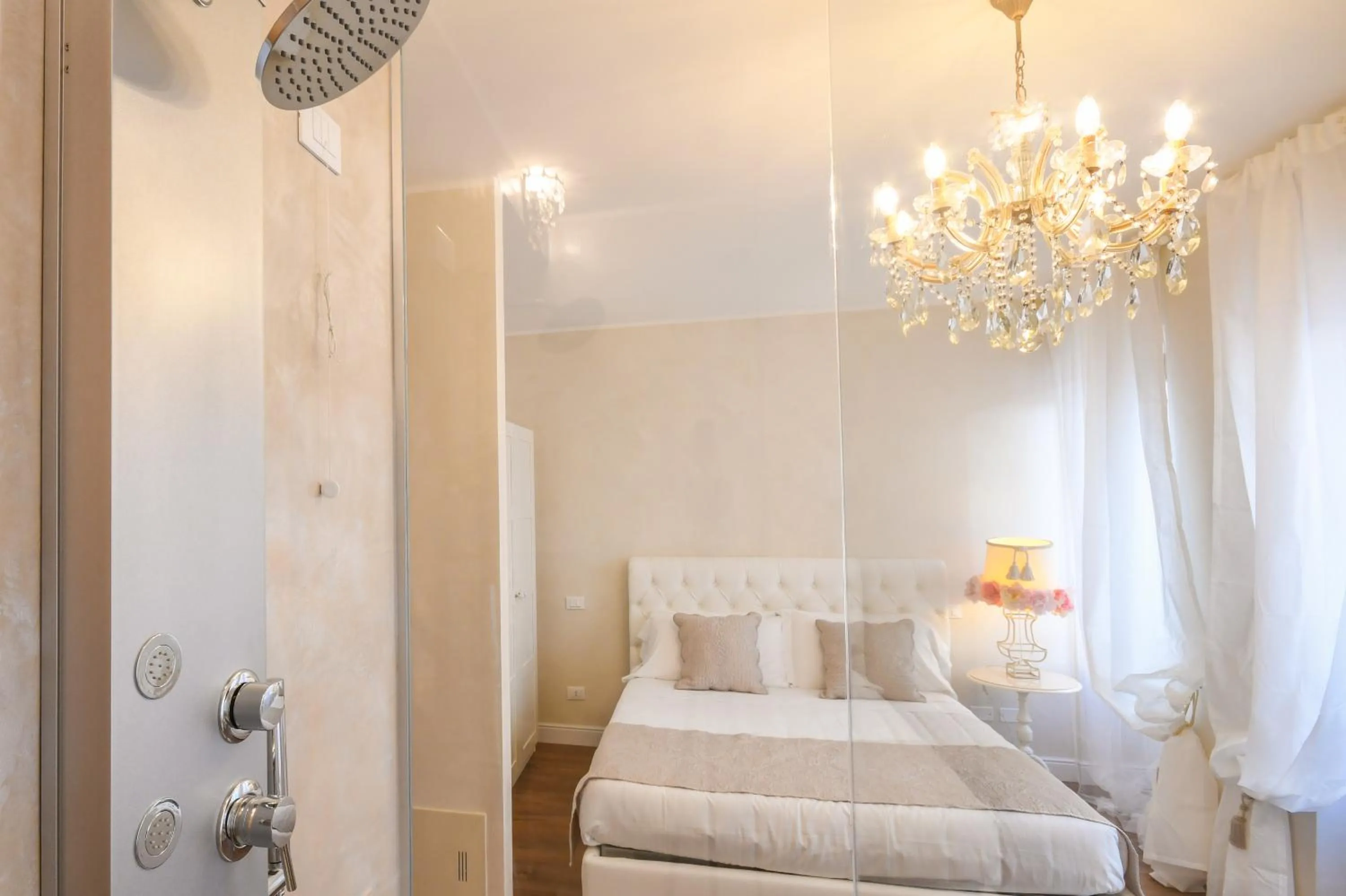 Property building, Bed in Luxury Suite Sirmione