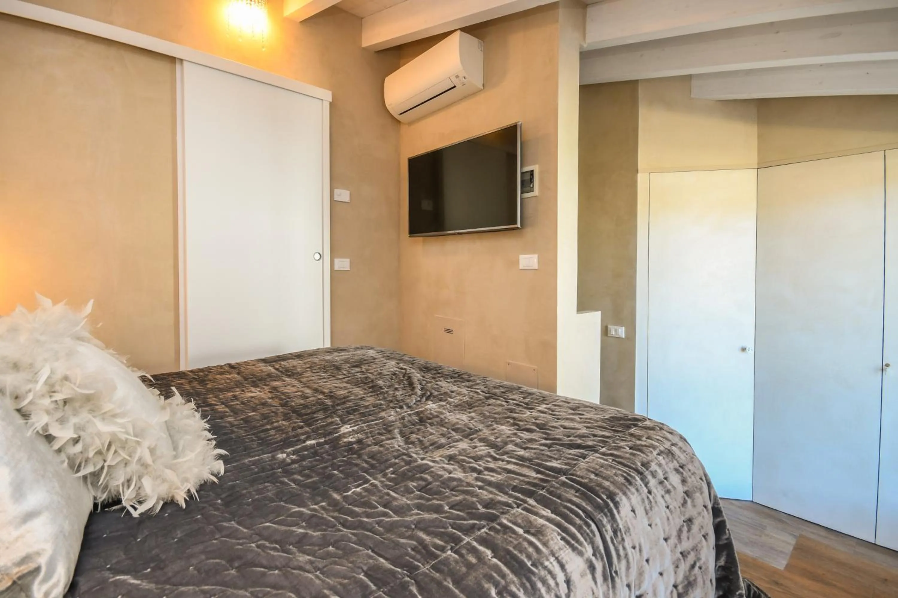 Property building, Bed in Luxury Suite Sirmione