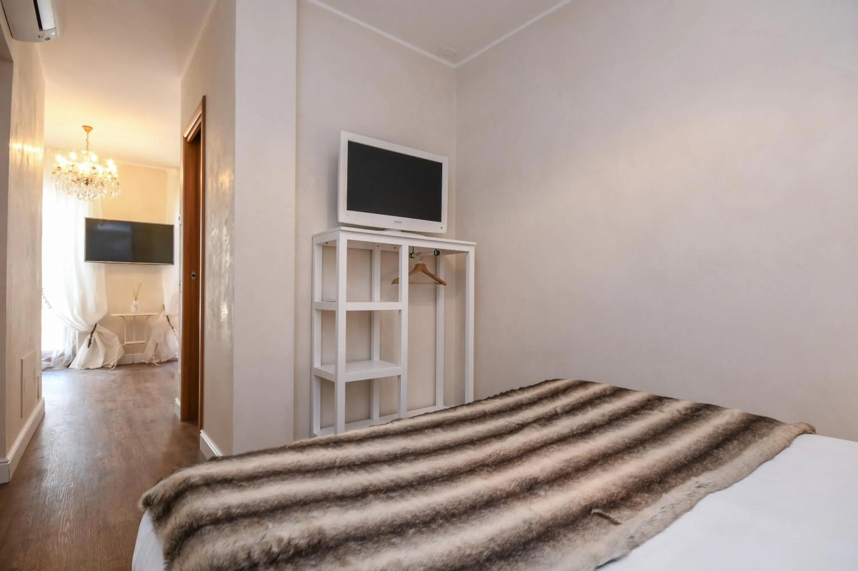 Property building, Bed in Luxury Suite Sirmione