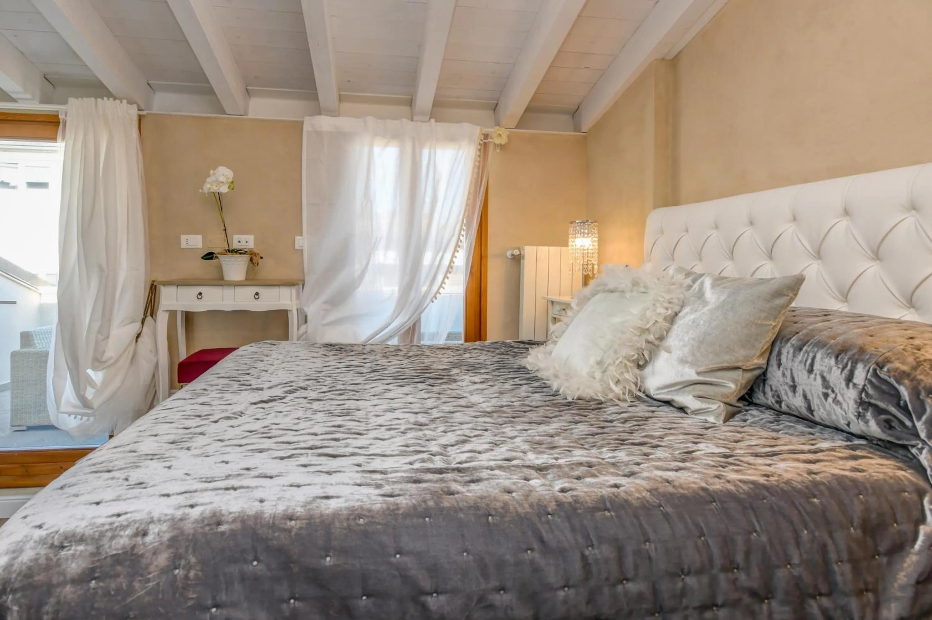 Bed in Luxury Suite Sirmione