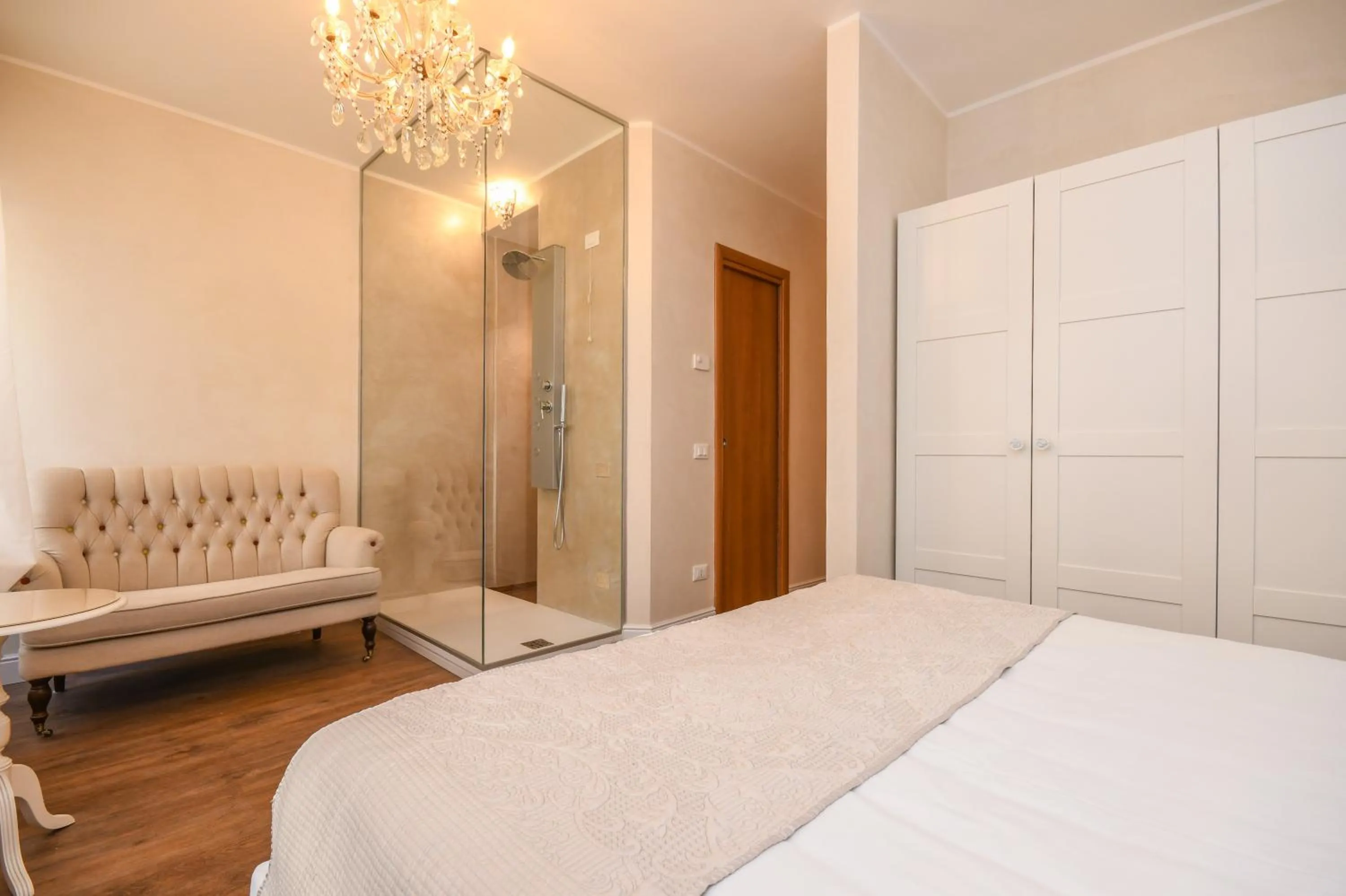 Property building, Bed in Luxury Suite Sirmione