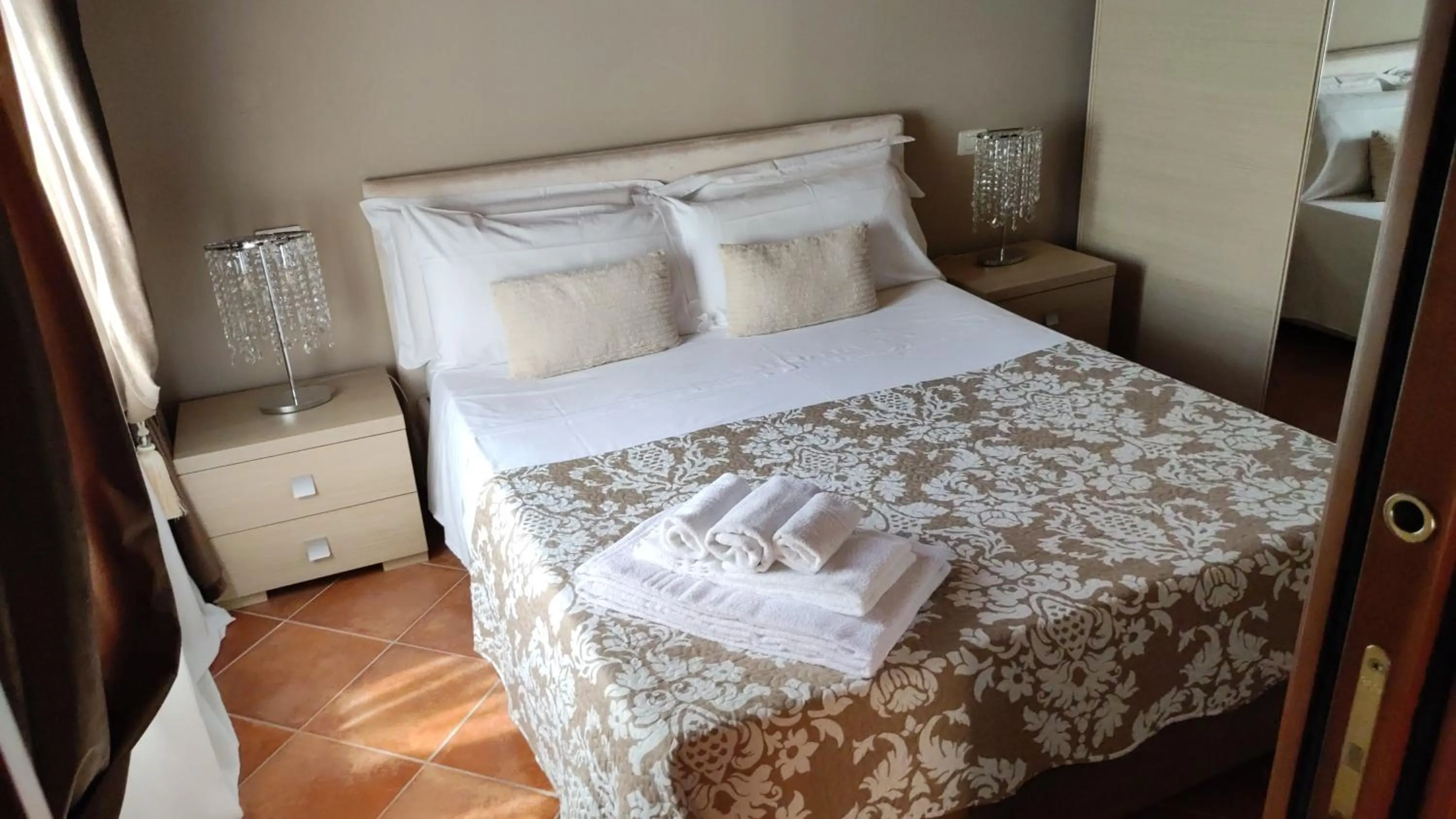 Bedroom, Bed in Luxury Suite Sirmione