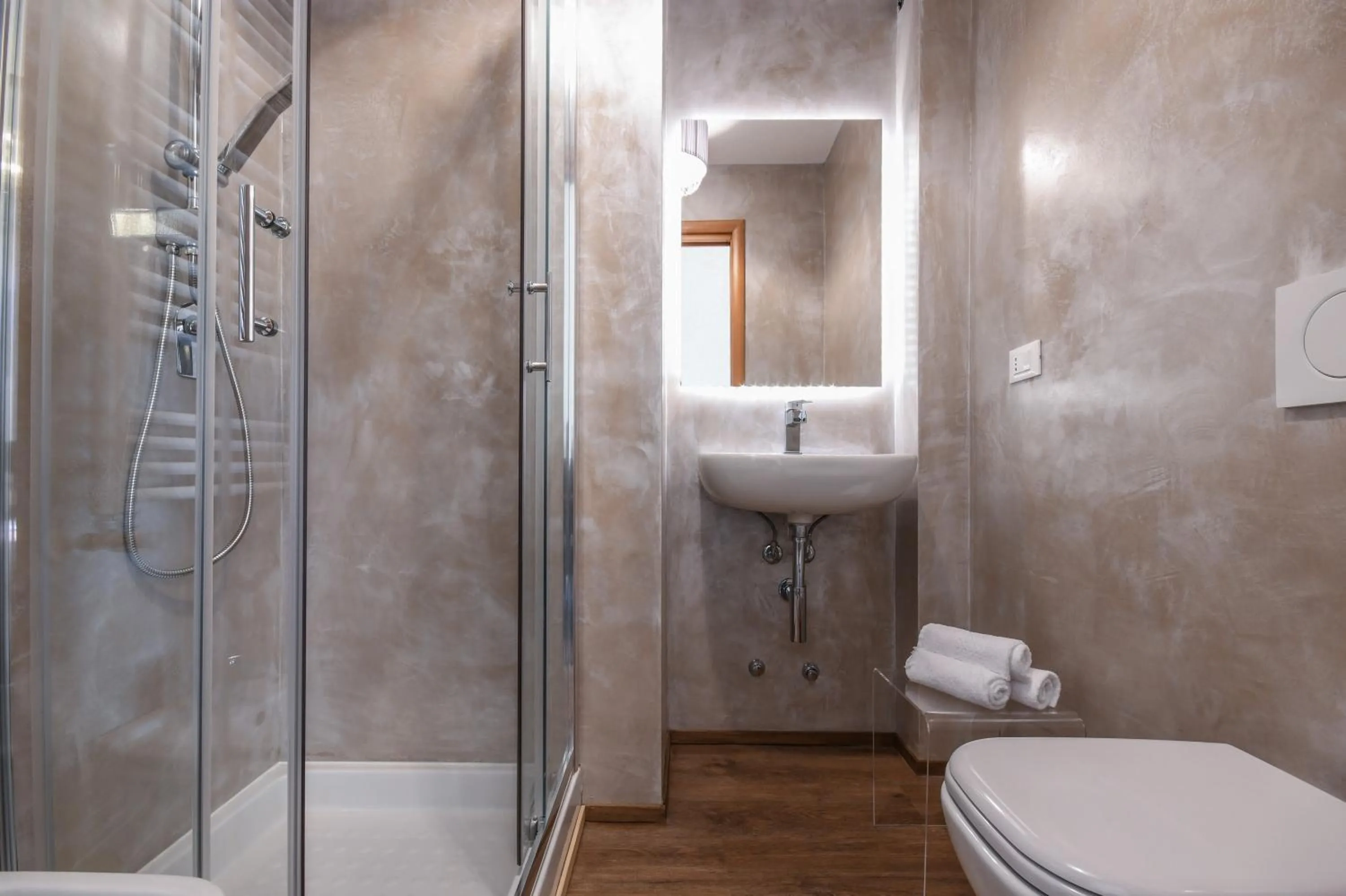 Property building in Luxury Suite Sirmione