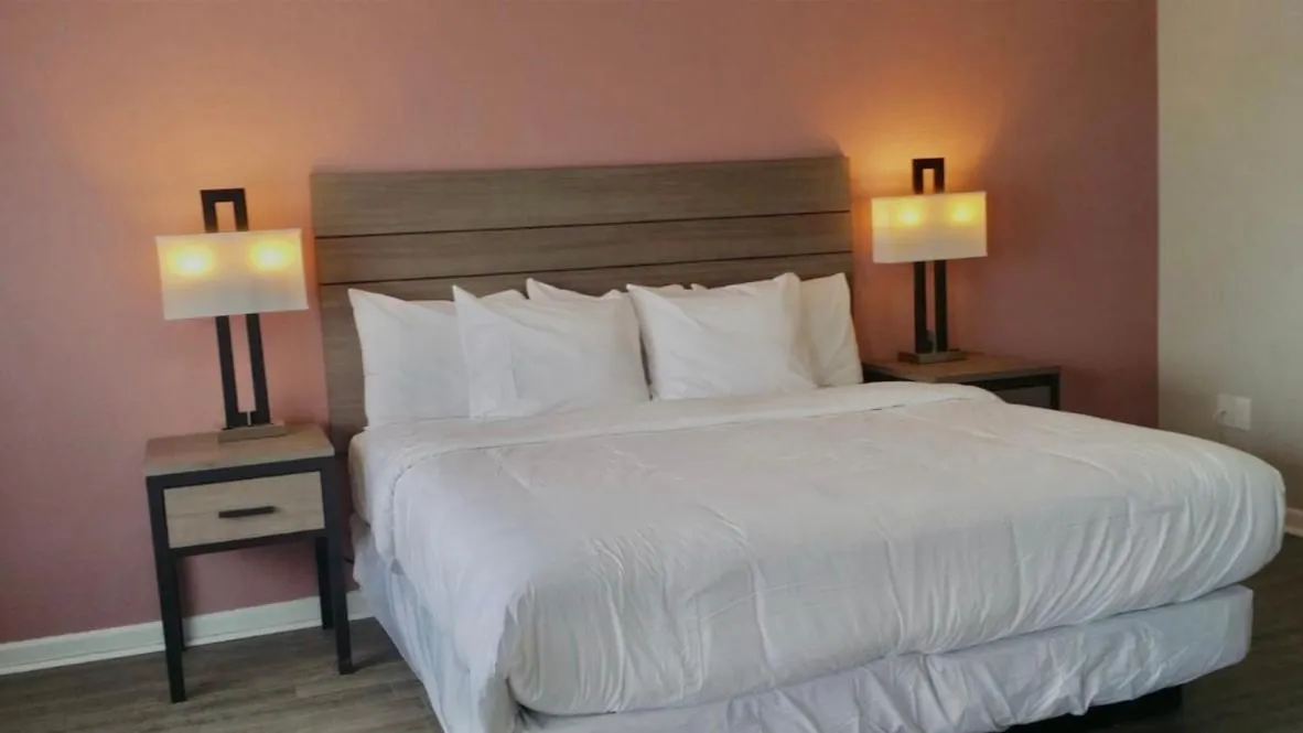 Bed in Econo Lodge Inn & Suites Abilene East District