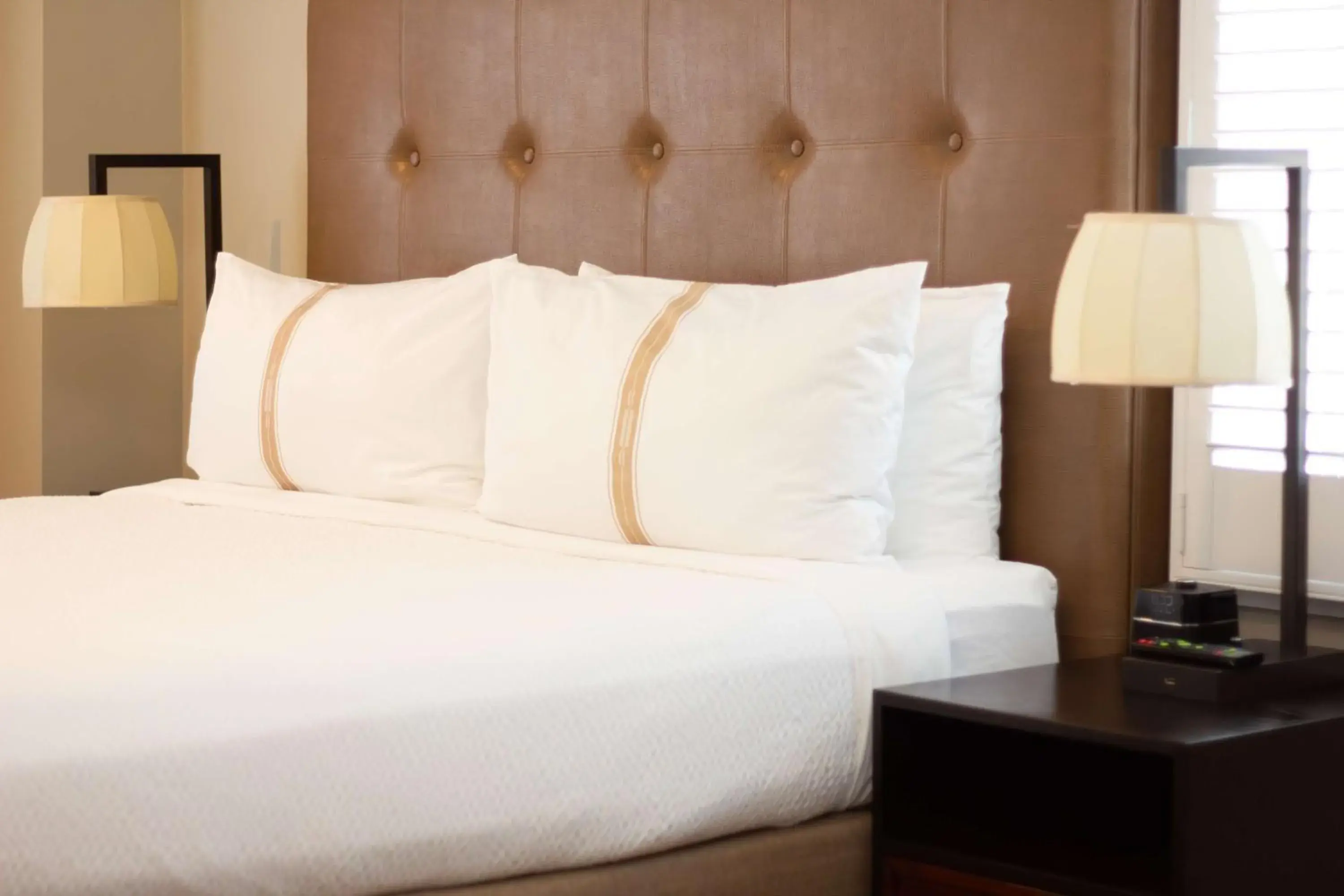 Deluxe King Room with Bathtub - Mobility/Hearing Accessible in Hotel Petaluma, Tapestry Collection by Hilton Deluxe King Room with Bathtub - Mobility/Hearing Accessible in Hotel Petaluma, Tapestry Collection by Hilton