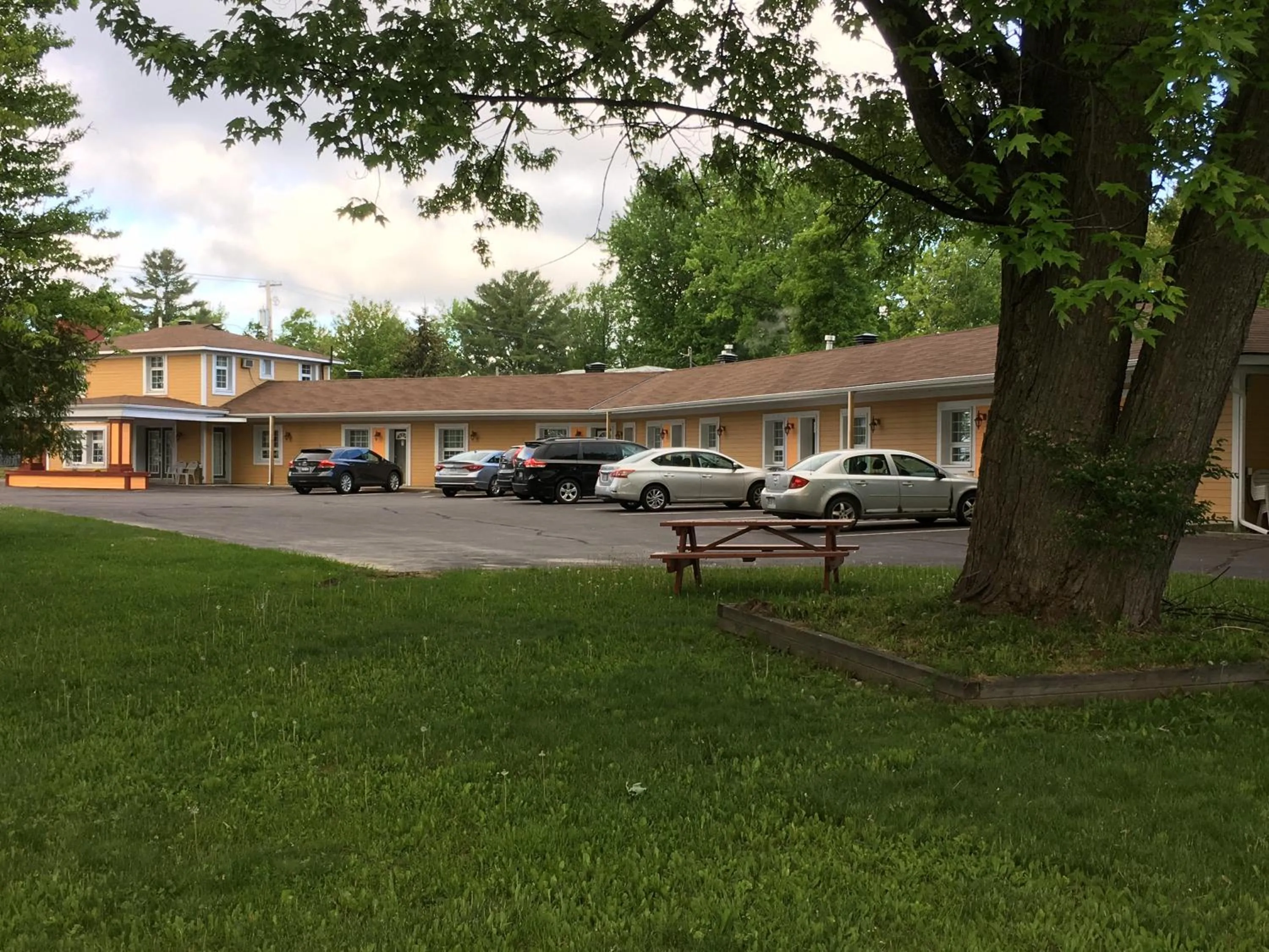 Property building in North Bay Inn