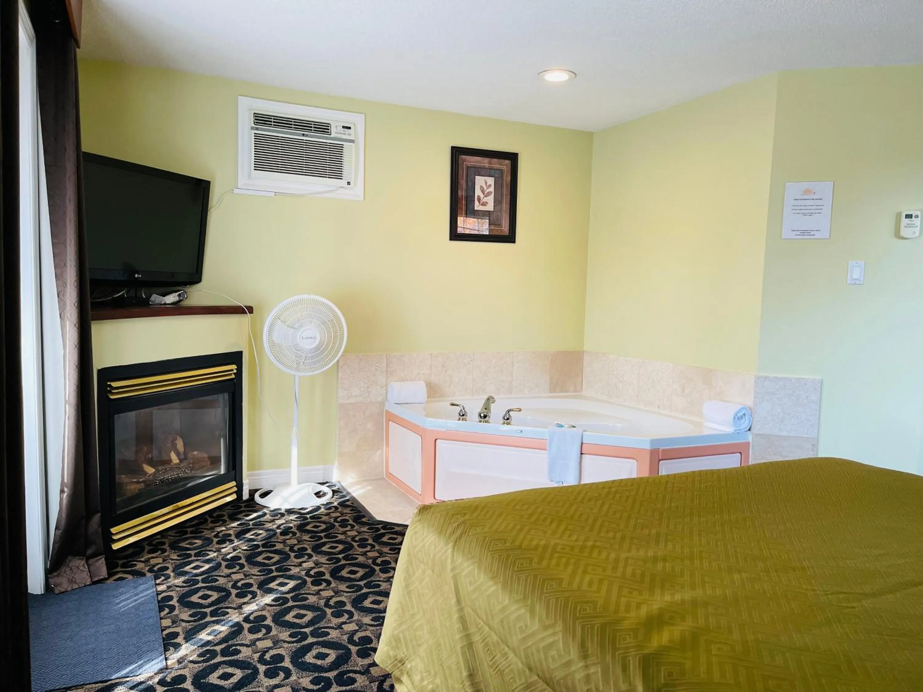 Hot Tub, Bed in North Bay Inn