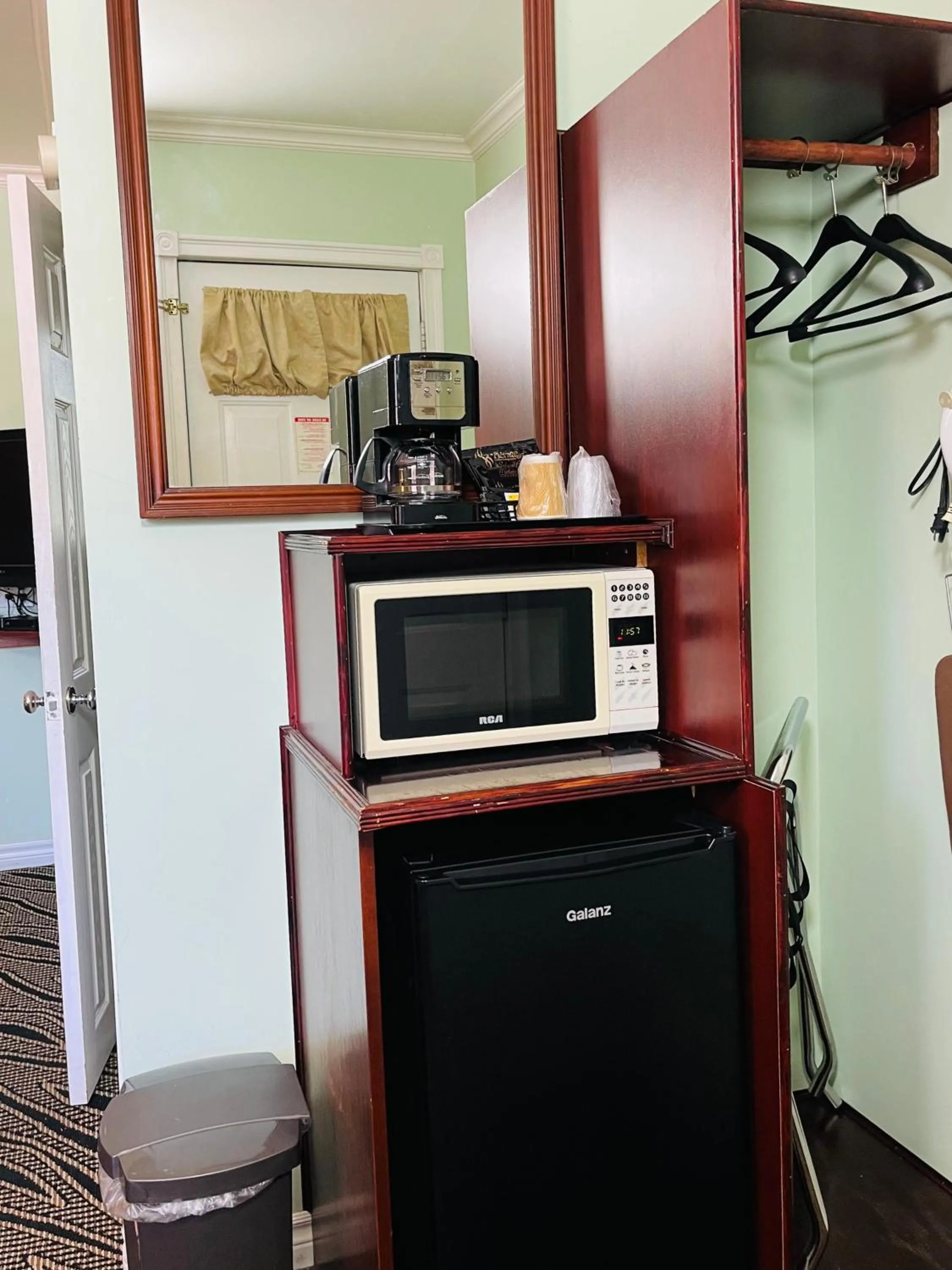Coffee/tea facilities in North Bay Inn