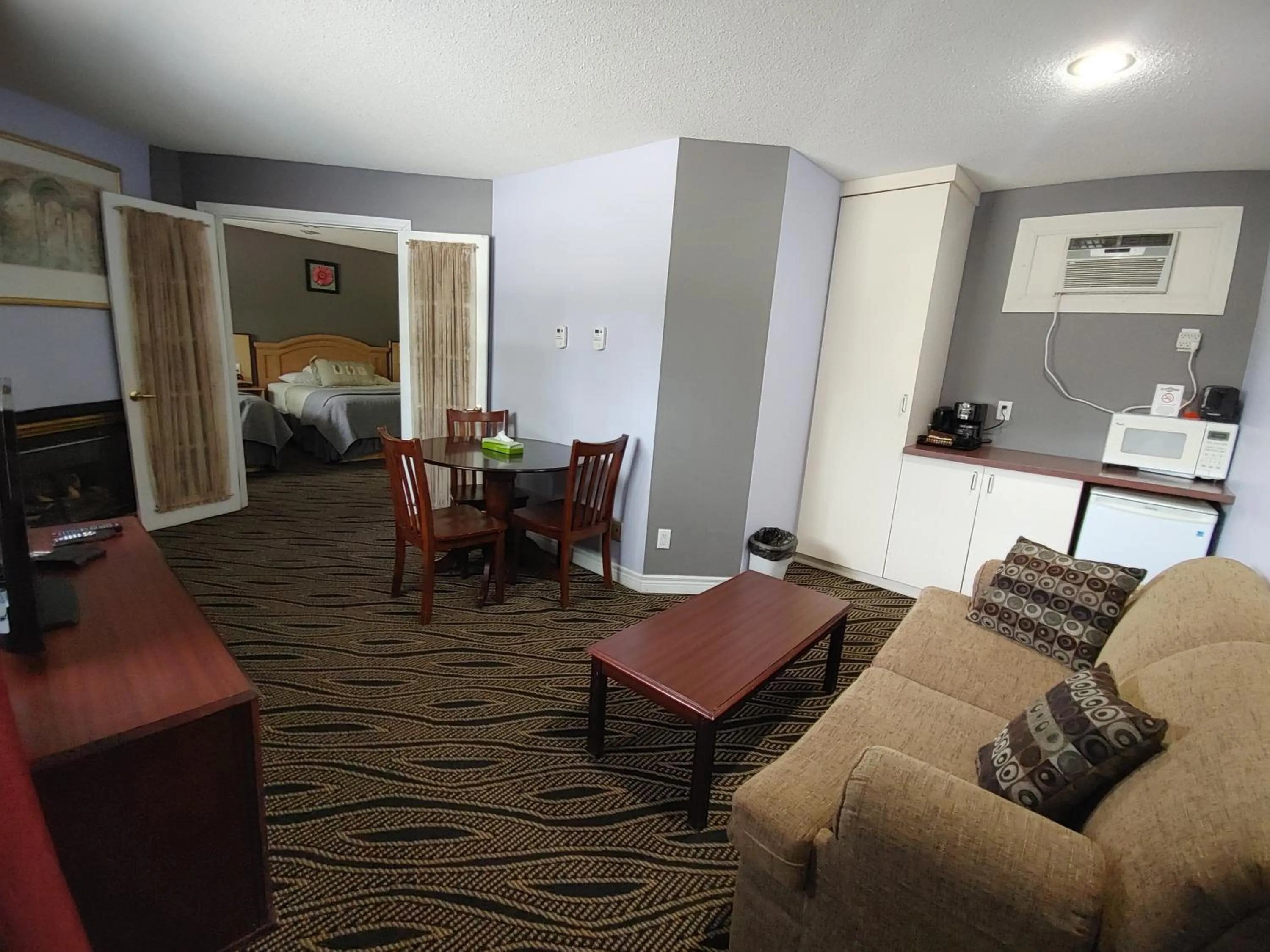 TV and multimedia in North Bay Inn